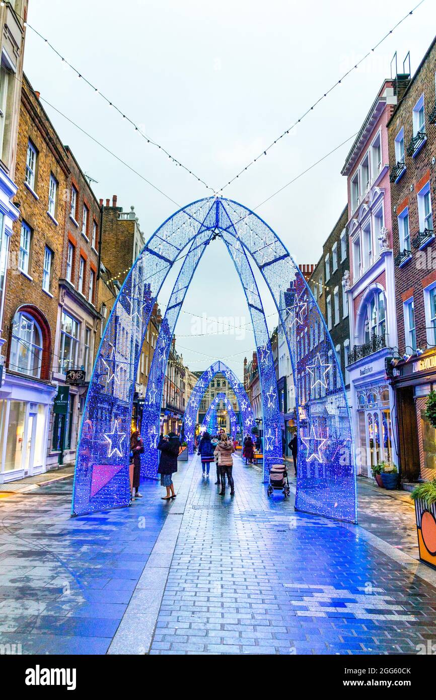 South Moulton Street mit Weihnachtsbeleuchtung, Bond Street, London, Großbritannien Stockfoto