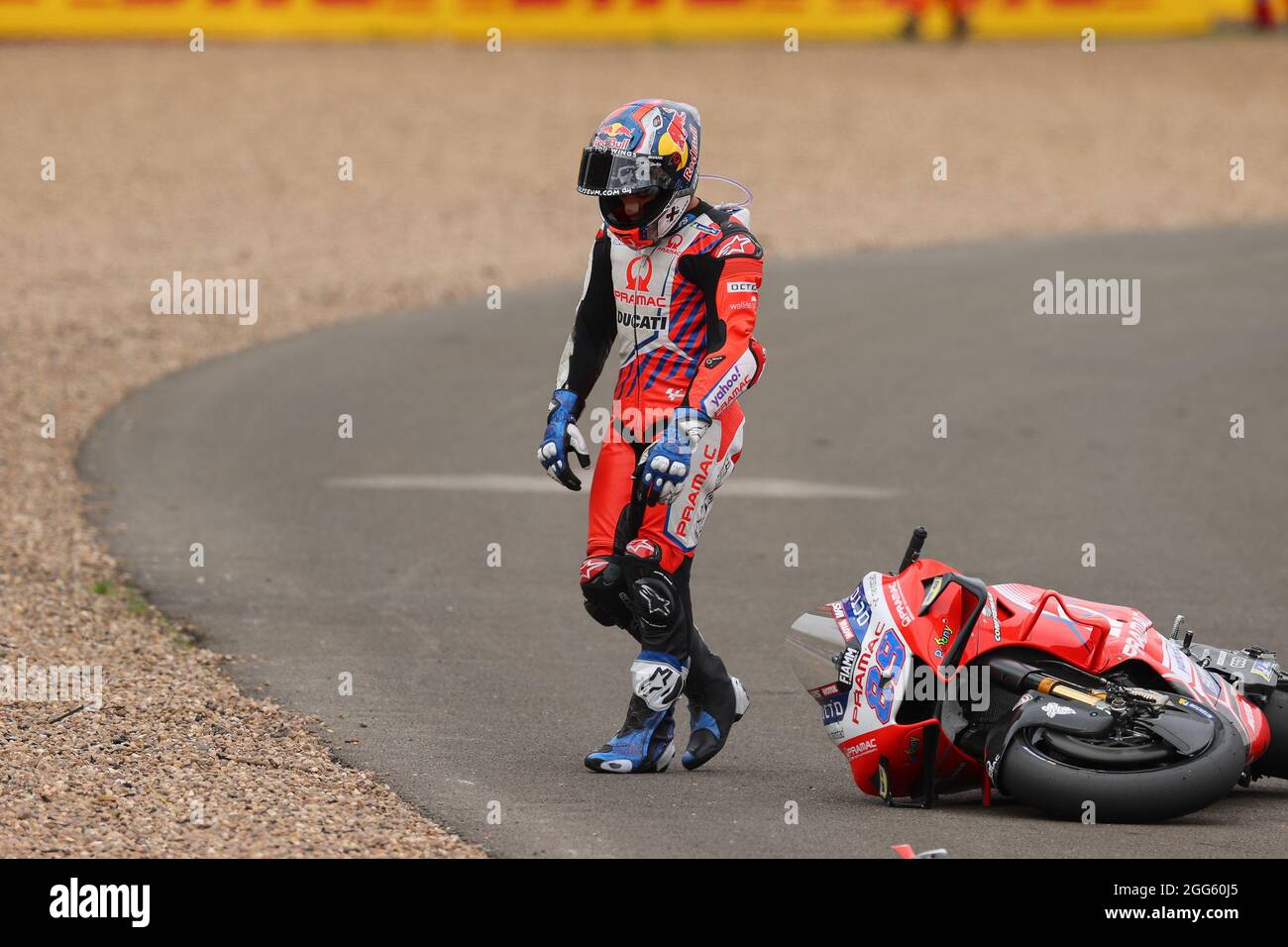 Jorge Martin von Pramac Racing stürzt beim Monster Energy British Grand Prix MotoGP auf dem Silverstone Circuit, Towcester, England, vom 27. Bis 29. August 2021 ab. Foto von Ian Hopgood. Stockfoto