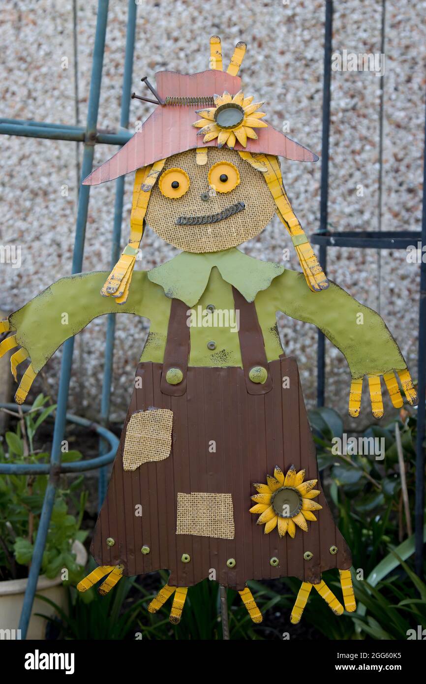 Vogelscheuche aus Metall in einem Garten Stockfoto
