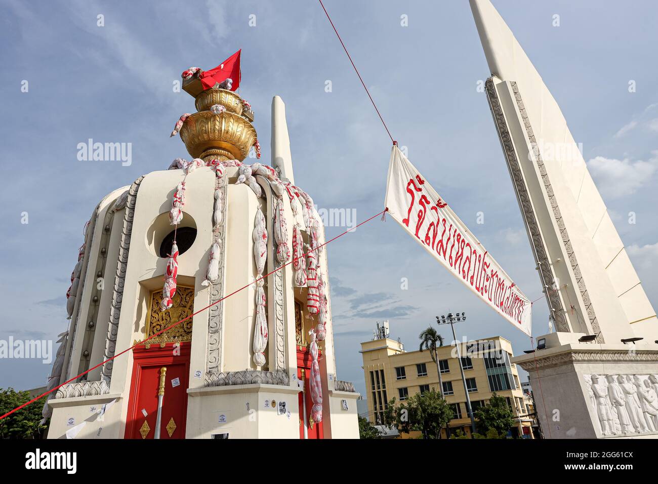 Bangkok, THAILAND - 18. August 2021: "Der Staat ist gescheitert, die Menschen sind gestorben." Pro-demokratische Demonstranten, die „Thalufah“, versammeln sich am Demokratie-Denkmal. Stockfoto