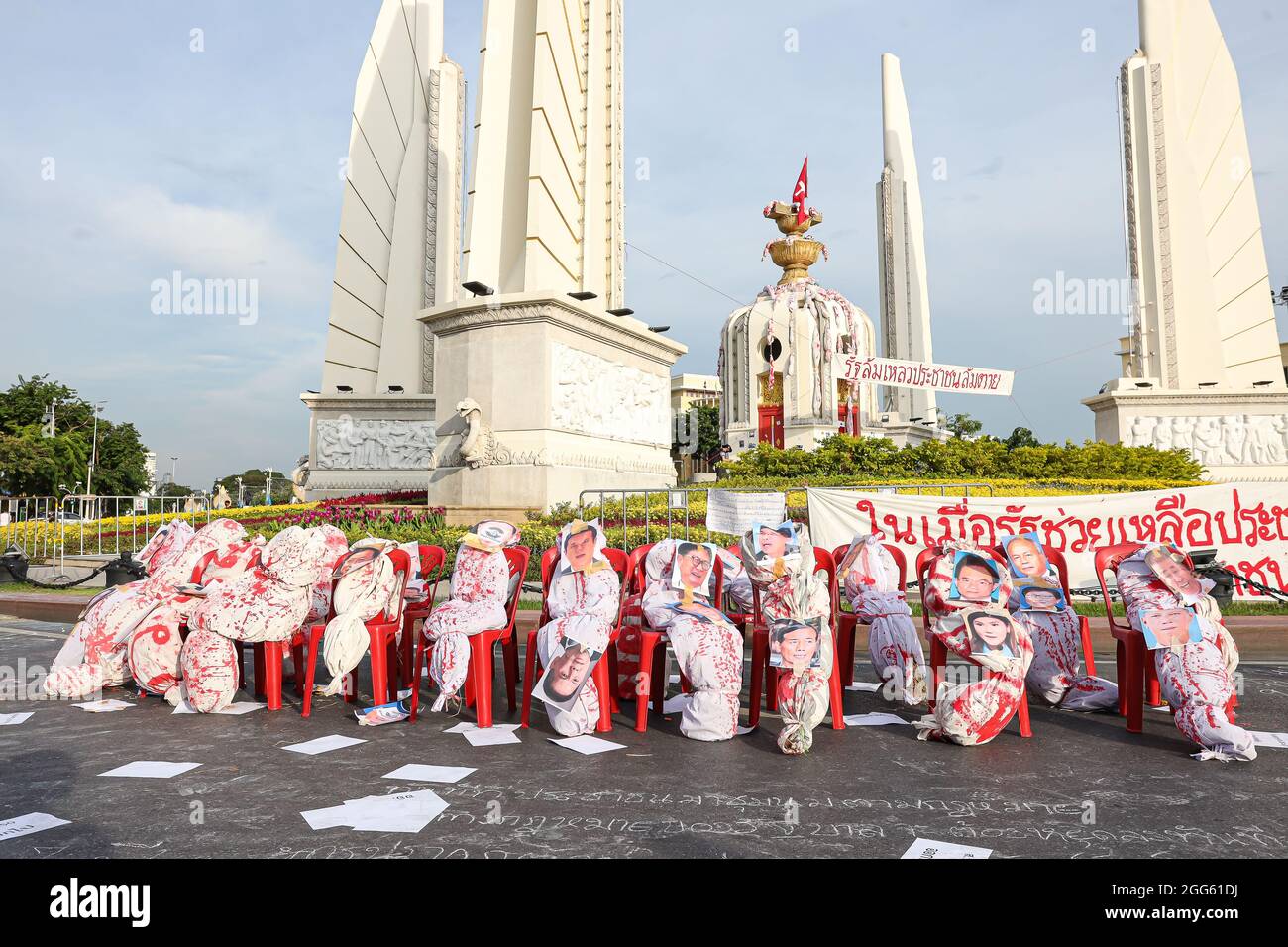 Bangkok, THAILAND - 18. August 2021: Pro-demokratische Demonstranten, "Thalufah", versammeln sich am Democracy Monument für politische symbolische Äußerungen und Proteste. Stockfoto