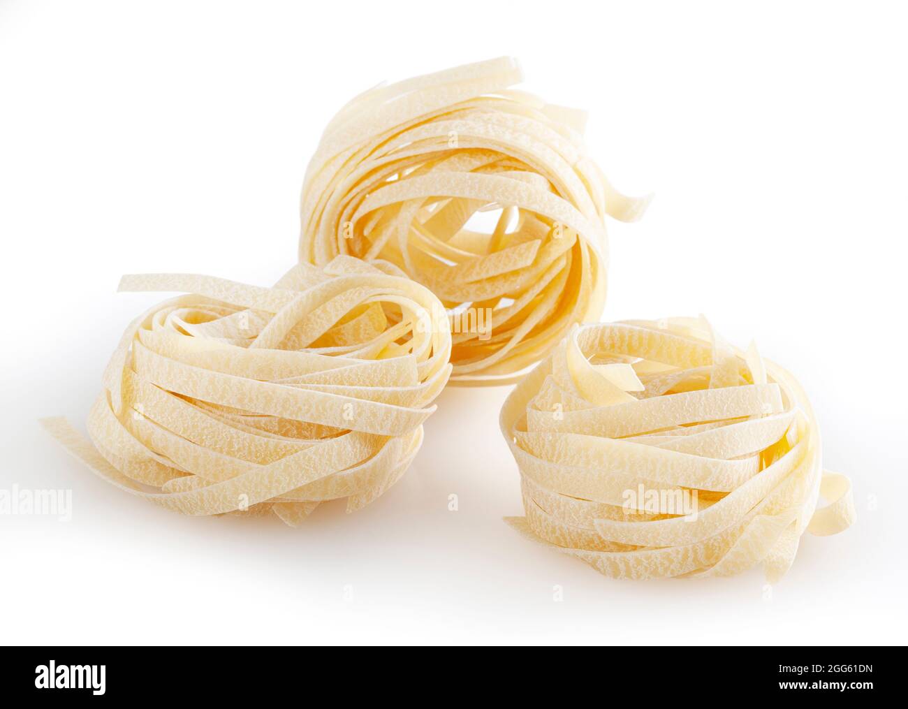 Ungekochte Tagliatelle Pasta isoliert auf weißem Hintergrund mit Clipping Pfad Stockfoto