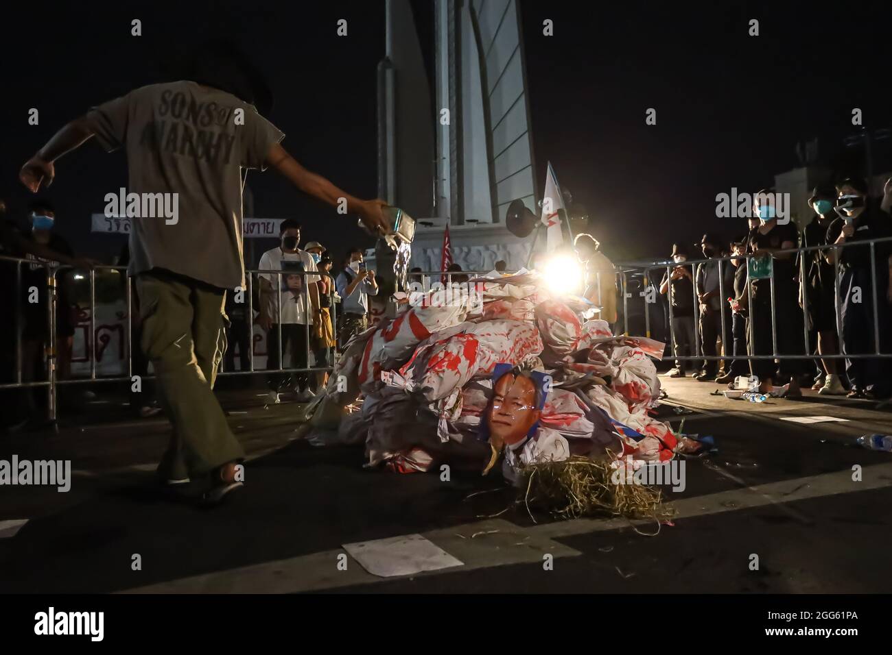 Bangkok, THAILAND - 18. August 2021: Pro-demokratische Demonstranten, "Thalufah", verbrennen die Strohpuppe der Regierung für die Protestregierung. Stockfoto