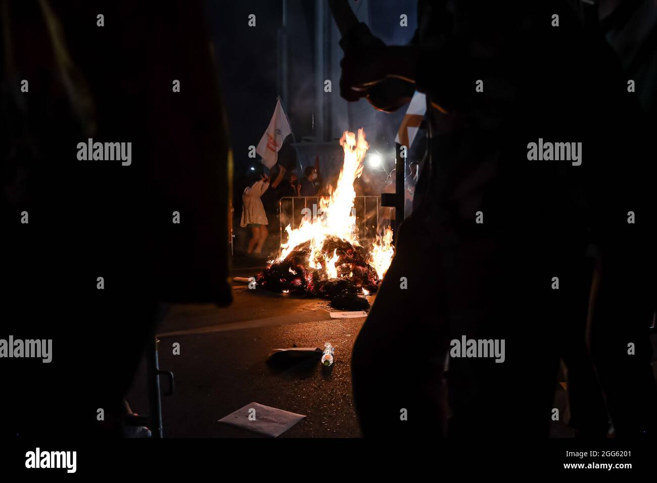 Bangkok, THAILAND - 18. August 2021: Pro-demokratische Demonstranten, "Thalufah", verbrennen die Strohpuppe der Regierung für Protestregierende. Stockfoto