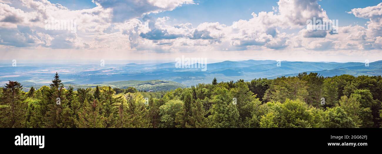 Panoramablick vom höchsten Berg Ungarns, dem Kékestető ('Blauer Berg') in westlicher Richtung Stockfoto