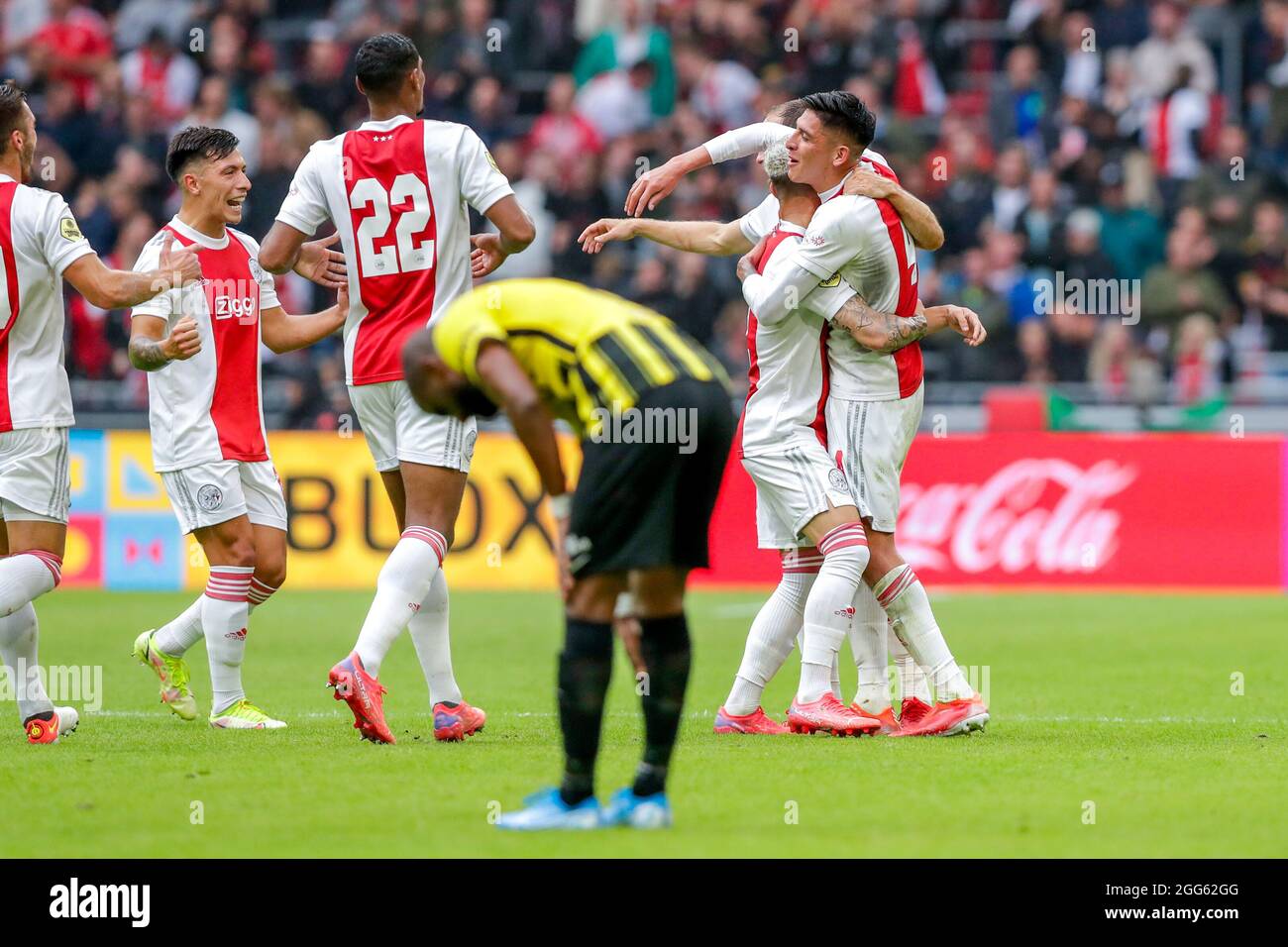 AMSTERDAM, NIEDERLANDE - 29. AUGUST: Edson Alvarez von Ajax feiert sein Ziel mit Sebastien Haller von Ajax während des niederländischen Eredivisie-Spiels zwischen Ajax und Vitesse in der Johan Cruijff Arena am 29. August 2021 in Amsterdam, Niederlande (Foto: Peter Lous/Orange Picts) Stockfoto