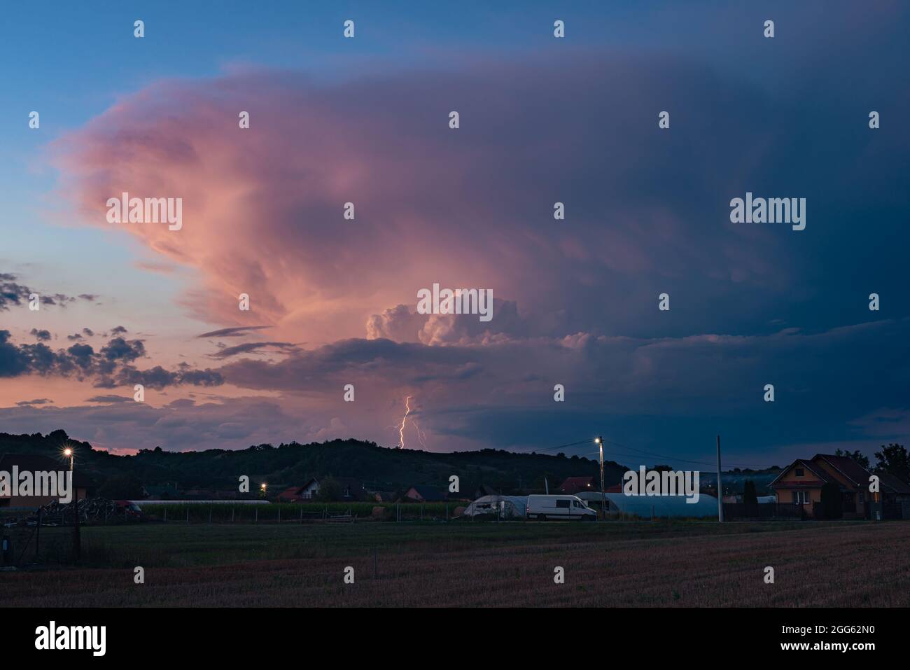Der Gewitter wird von der untergehenden Sonne rosa angezündet Stockfoto