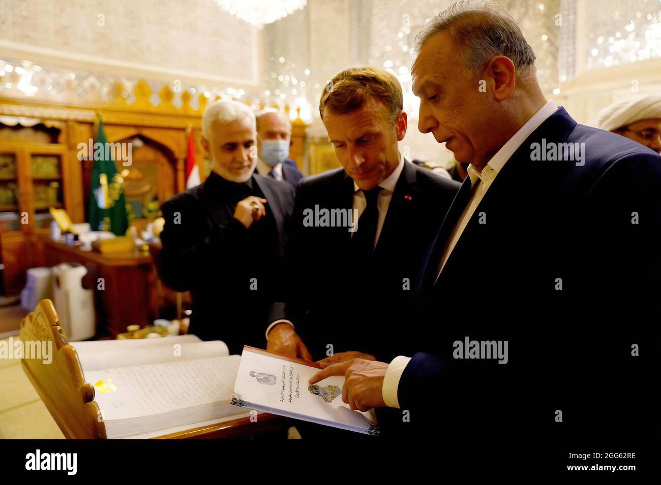 Der irakische Premierminister Mustafa Al Kadhemi (rechts) und der französische Präsident Emmanuel Macron besuchen am 28. August 2021 den Schrein von Imam Musa (ou Moussa) Al Kadhim im Are von Kadhimiya in Bagdad, Irak. Foto von Balkis Press/ABACAPRESS.COM Stockfoto