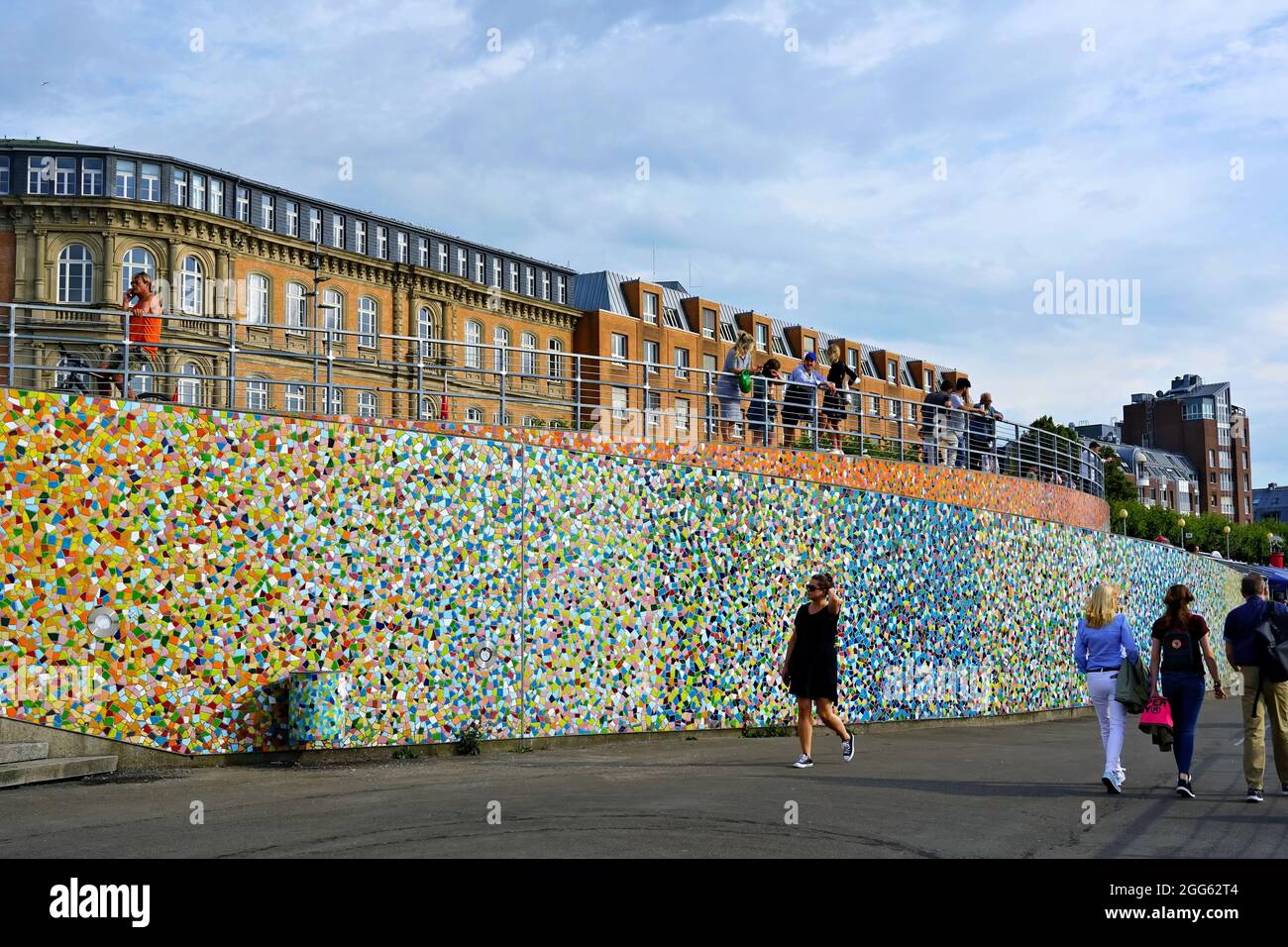 Düsseldorfer Altstadt: Rheinpromenade mit farbenfroher 'Rivertime'-Mosaikwand von Hermann-Josef Kuhna. Stockfoto