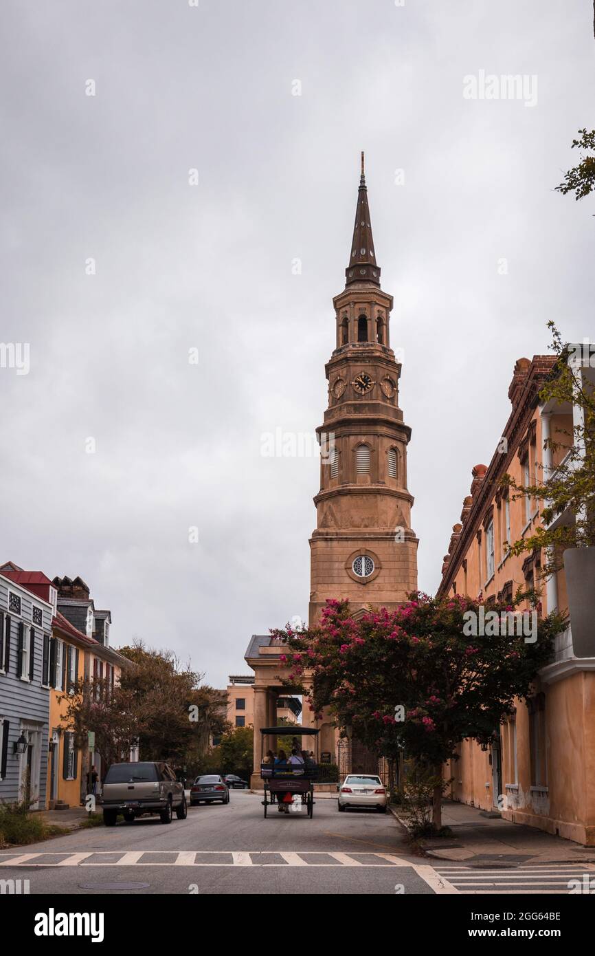 Eine Pferdekutsche vor der St. Philip’s Church in Charleston, South Carolina. Stockfoto