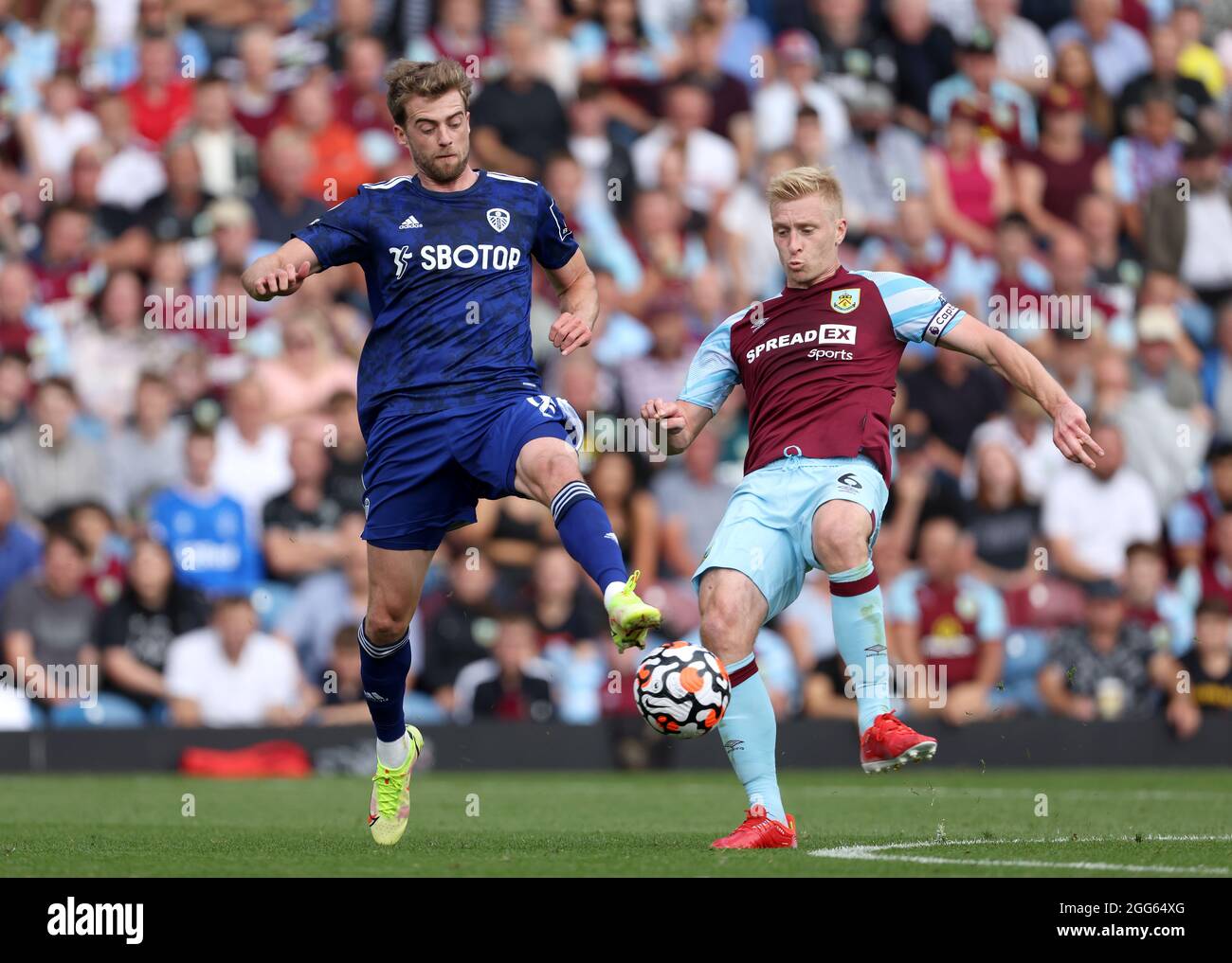 Patrick Bamford von Leeds United (links) und Ben Mee von Burnley kämpfen während des Premier League-Spiels in Turf Moor, Burnley, um den Ball. Bilddatum: Sonntag, 29. August 2021. Stockfoto