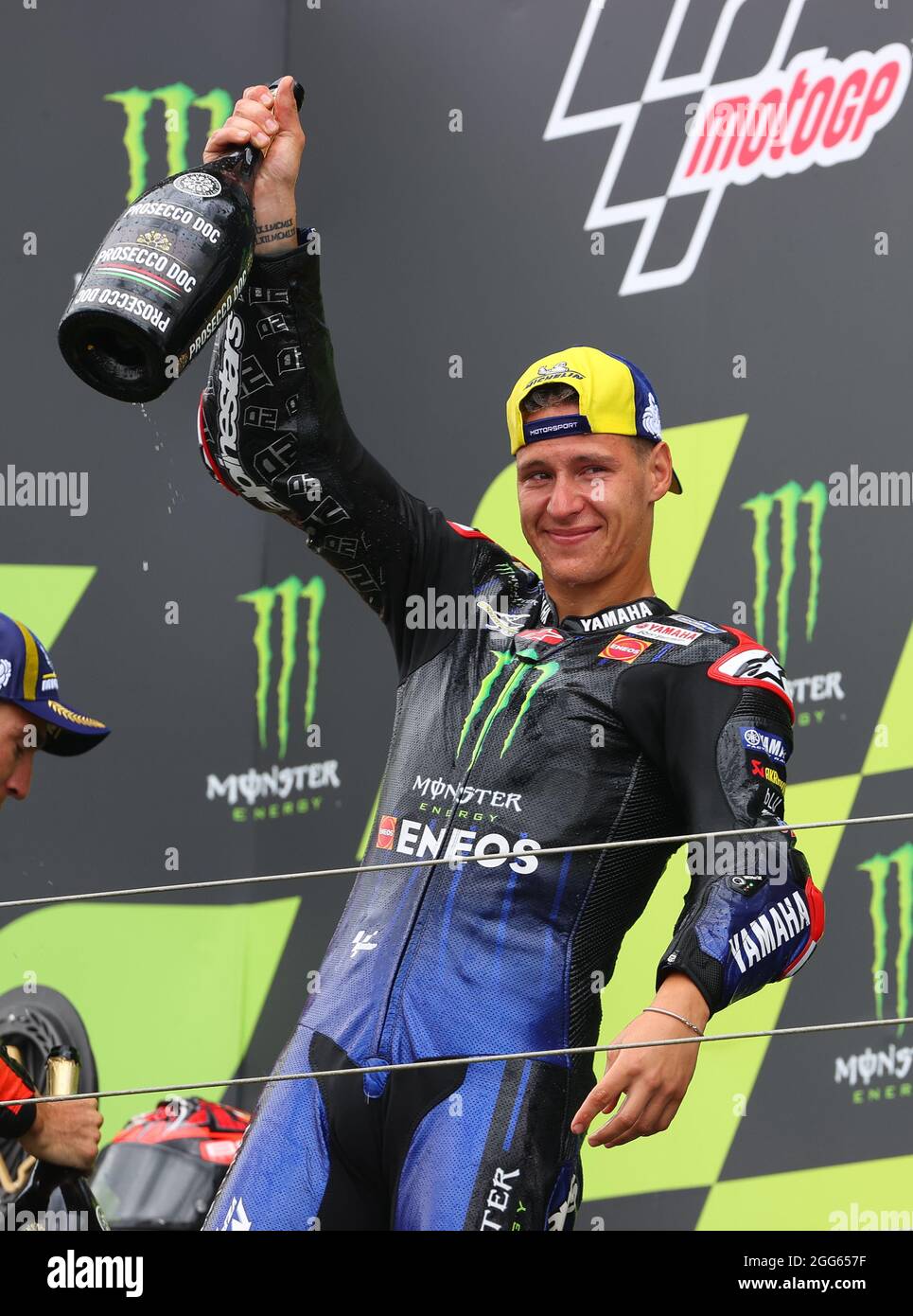 Silverstone, Großbritannien. August 2021. Fabio Quartararo Monster Energy Yamaha MotoGP feiert am 27. Und 29. August 2021 auf dem Silverstone Circuit, Towcester, England, beim Monster Energy British Grand Prix MotoGP mit einer Champagnerflasche auf dem Podium. Foto von Ian Hopgood. Quelle: Prime Media Images/Alamy Live News Stockfoto