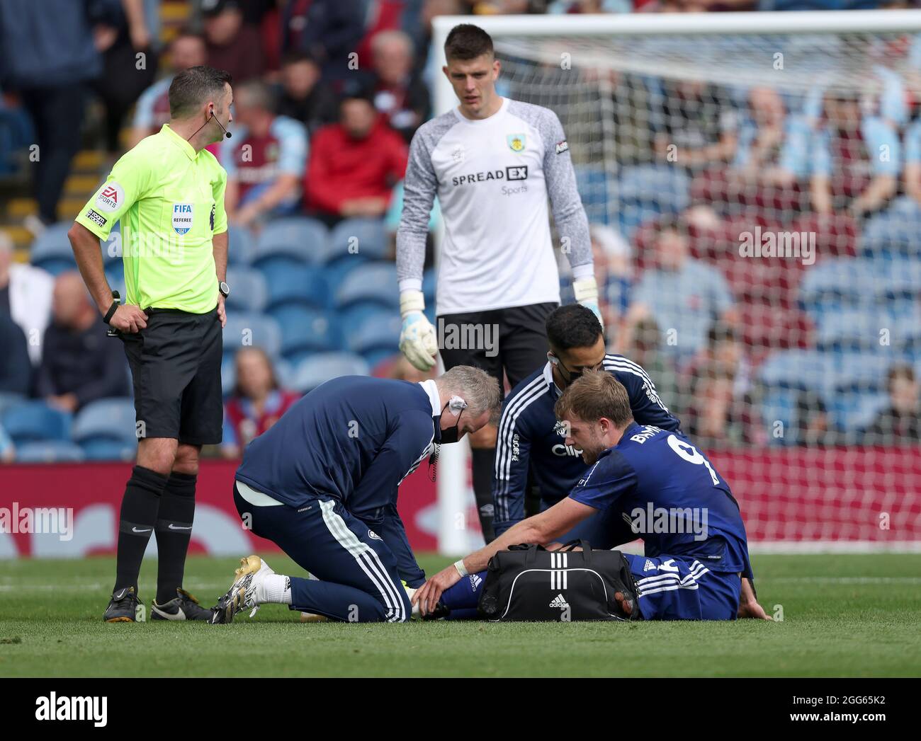 Patrick Bamford von Leeds United wird wegen einer Fußverletzung während des Spiels der Premier League in Turf Moor, Burnley, behandelt. Bilddatum: Sonntag, 29. August 2021. Stockfoto