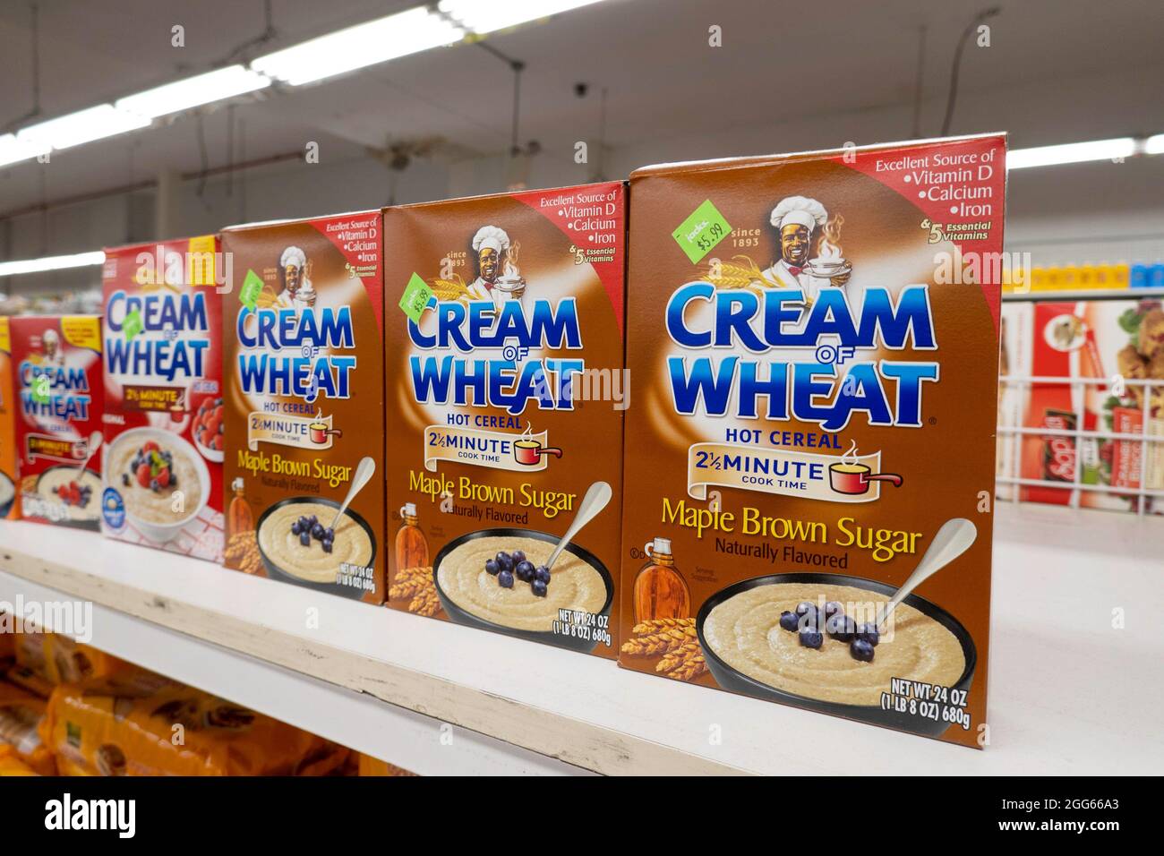 Lebensmittelartikel auf einem Regal stehen in den Vereinigten Staaten zum Verkauf Stockfoto
