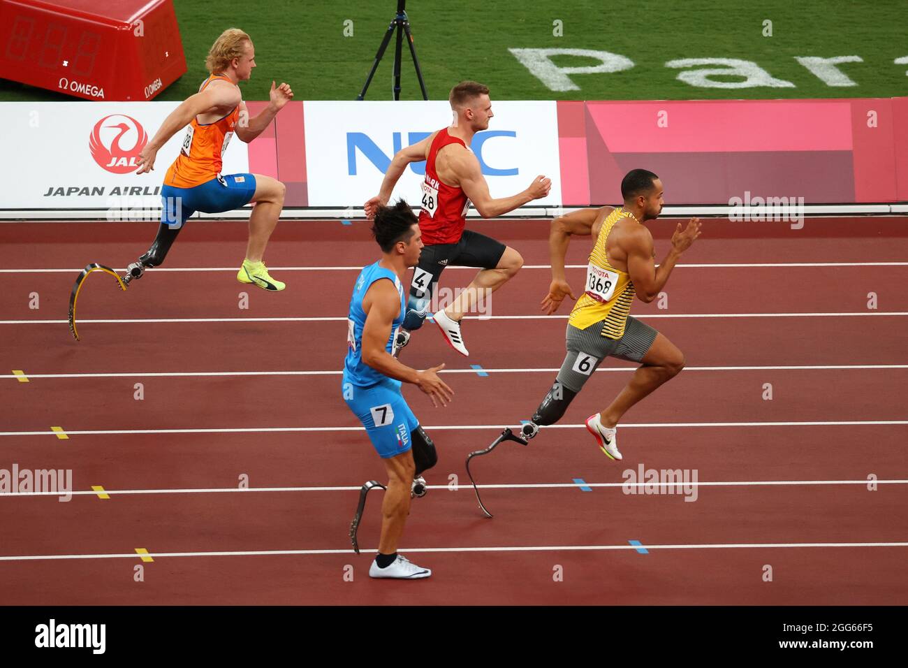 Tokio, Japan. August 2021. Paralympics: Leichtathletik, 100 m Männer, 1. Runde, 2. Gruppe, im Olympiastadion. Alessandro Assola aus Italien (unten oben), Leon Schäfer aus Deutschland, Daniel Wagner aus Dänemark und Joel de Job aus den Niederlanden starten in Aktion. Quelle: Karl-Josef Hildenbrand/dpa/Alamy Live News Stockfoto