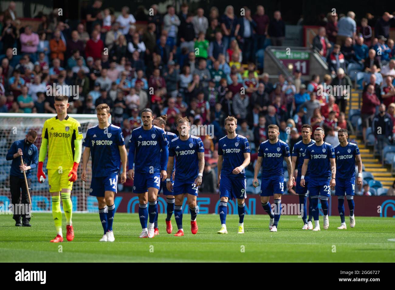 BURNLEY, GROSSBRITANNIEN. 29. AUGUST Leeds treten vor dem Premier League-Spiel zwischen Burnley und Leeds United in Turf Moor, Burnley am Sonntag, 29. August 2021, auf. (Kredit: Pat Scaasi | MI Nachrichten) Kredit: MI Nachrichten & Sport /Alamy Live Nachrichten Stockfoto
