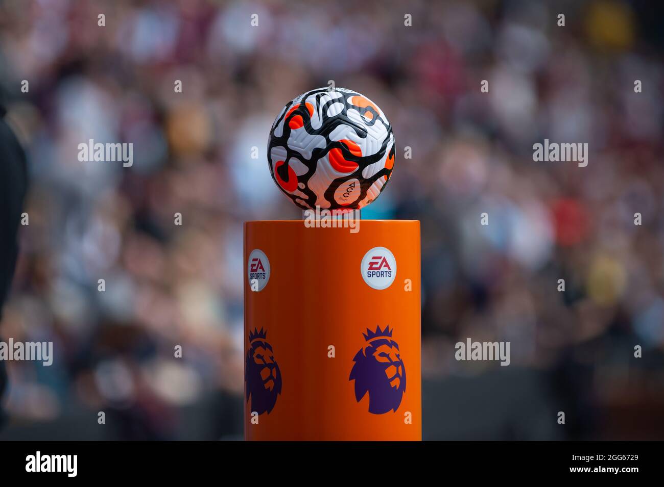 BURNLEY, GROSSBRITANNIEN. 29. AUGUST der Premier League-Ball vor dem Premier League-Spiel zwischen Burnley und Leeds United in Turf Moor, Burnley am Sonntag, 29. August 2021. (Kredit: Pat Scaasi | MI Nachrichten) Kredit: MI Nachrichten & Sport /Alamy Live Nachrichten Stockfoto