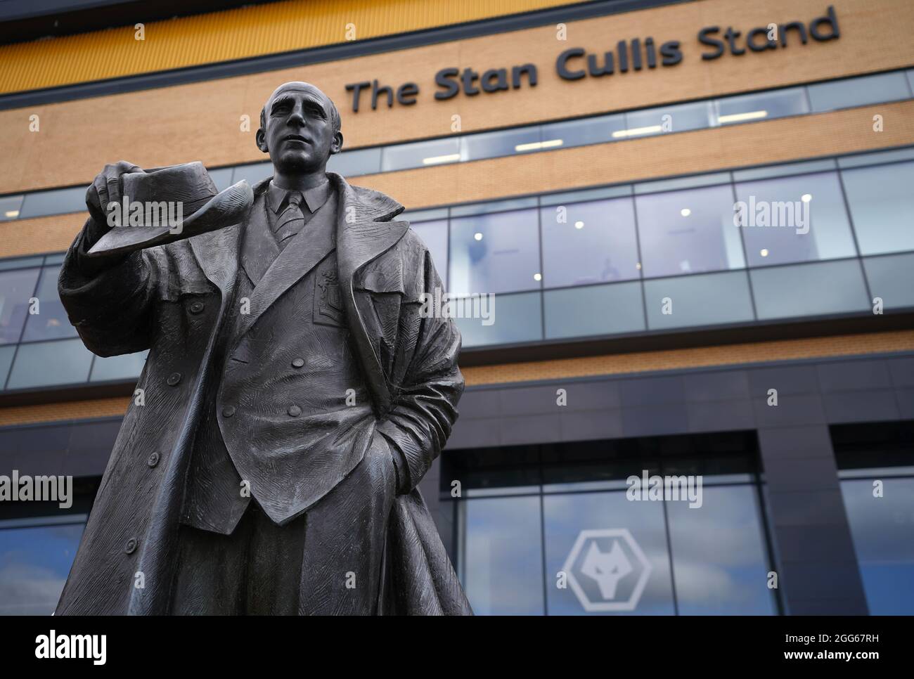 Eine Statue des ehemaligen Wolverhampton Wanderers-Spielers und -Managers Stan Cullis vor dem Spiel der Premier League im Molineux Stadium in Wolverhampton. Bilddatum: Sonntag, 29. August 2021. Stockfoto