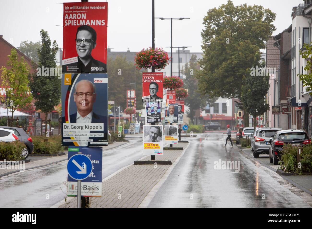 Huerth, NRW, Deutschland 08 29 2021, mehrere SPD, CDU und andere Wahlplakate und Billoards in einer Dorfstraße, auf Straßenlaternen-Mast fixiert. Stockfoto