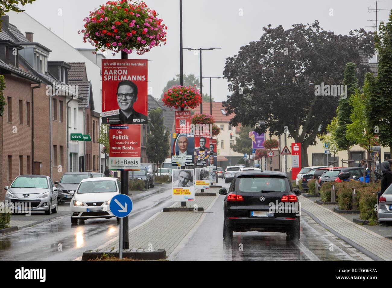 Huerth, NRW, Deutschland 08 29 2021, mehrere SPD, CDU und andere Wahlplakate und Billoards in einer Dorfstraße, auf Straßenlaternen-Mast fixiert. Stockfoto