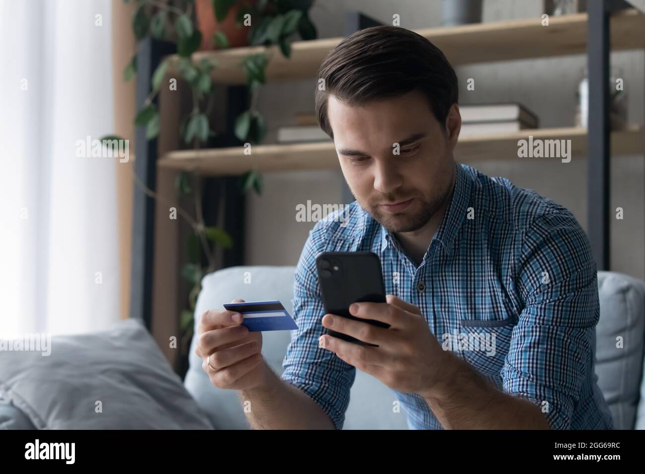 Seriöser Kunde, der mit Kreditkarten bezahlt Stockfoto