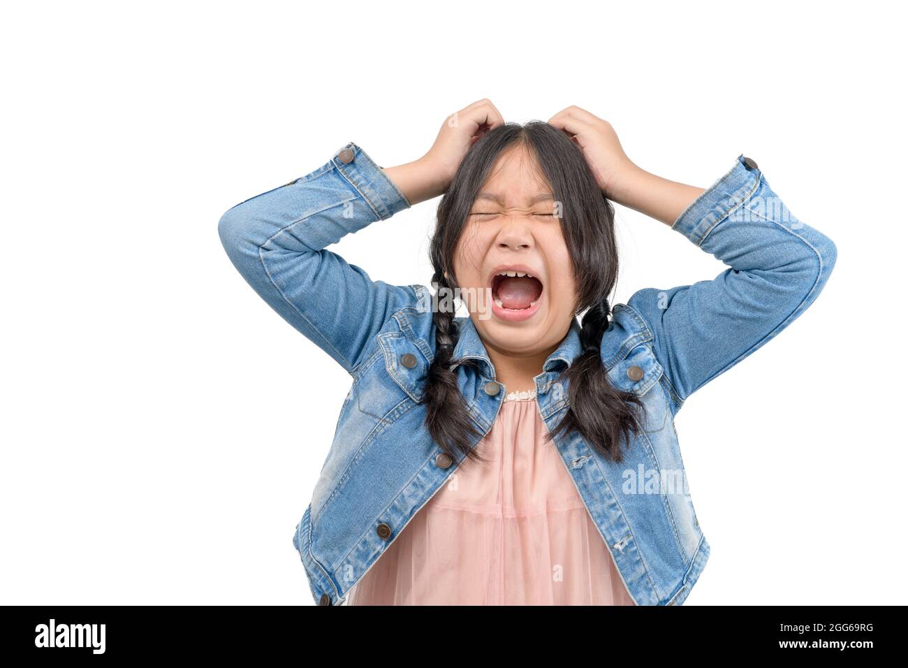 Portrait eines kleinen asiatischen Mädchens, das mit einem offenen Mund und einem verrückten Ausdruck schreit. Überrascht oder schockiert Gesichter Konzept Stockfoto