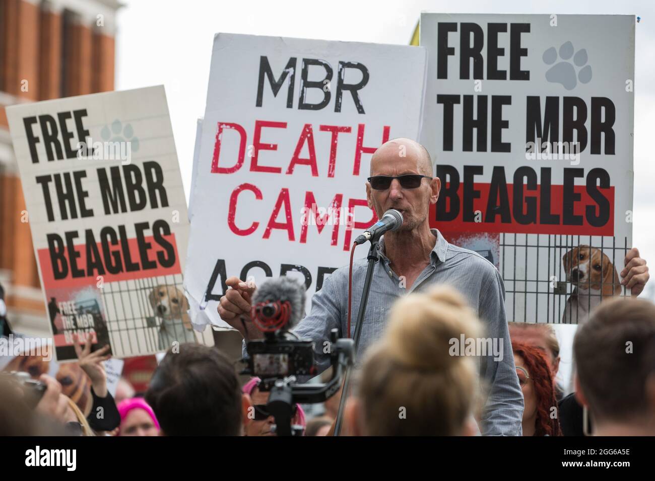 London, Großbritannien. August 2021. Ein Camp Beagle-Aktivist spricht während eines Nationalen Tierrechtsmarsches an andere Tierrechtsaktivisten von Animal Rebellion. Camp Beagle fordert die Freilassung von Beagle-Hunden, die für die Tierforschung von MBR Acres in Huntingdon aufgezogen wurden. Animal Rebellion ist ein Ableger der Extinction Rebellion und organisierte den marsch zum sechsten Tag der Impossible Rebellion-Proteste von Extinction Rebellion in London. Kredit: Mark Kerrison/Alamy Live Nachrichten Stockfoto