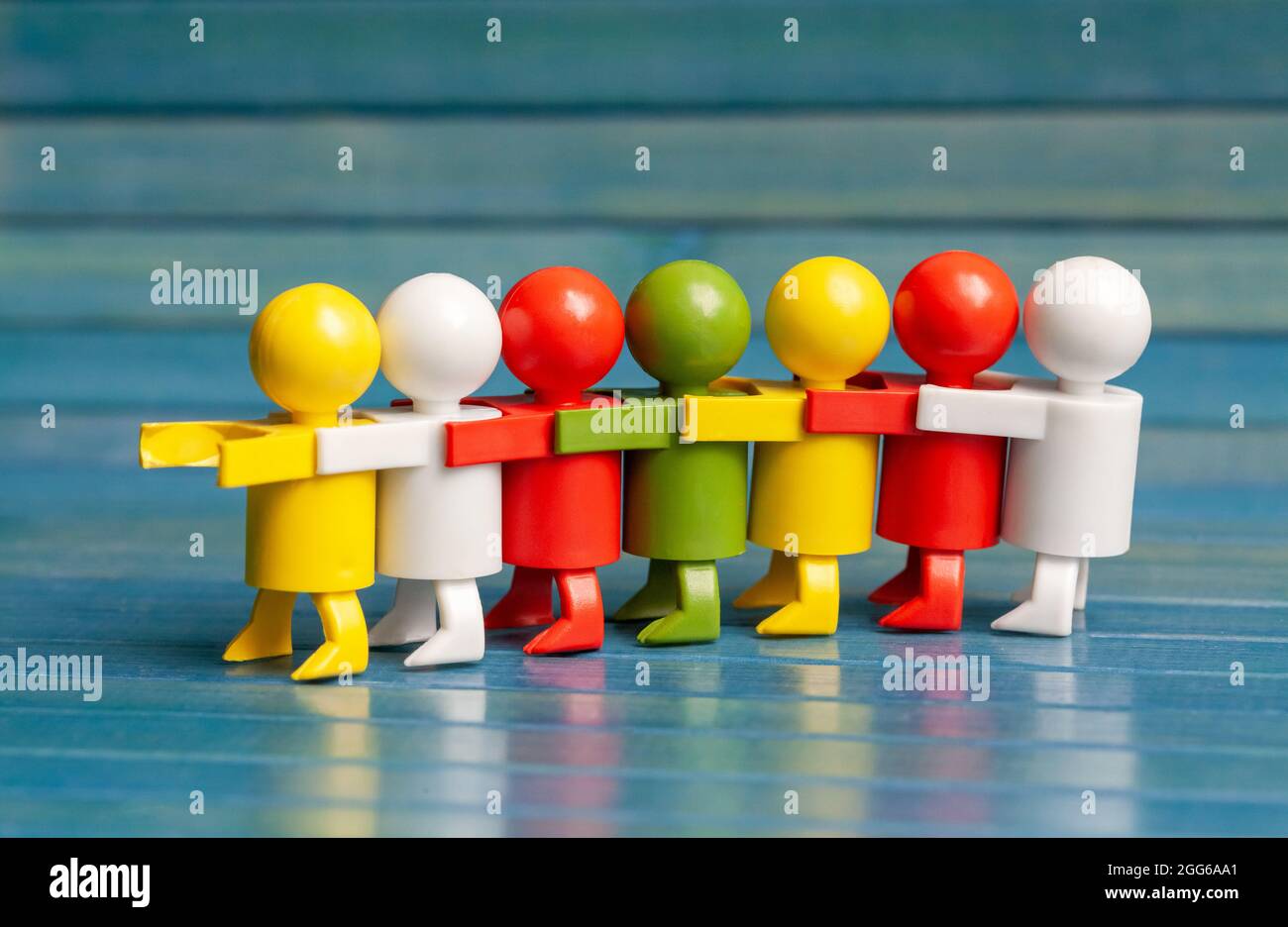 Gruppe von Menschen zusammen, in einer Reihe, verschiedene farbige Figuren, Business-Team-Strategie und Teamwork abstraktes Symbol, sich wieder, zusammen Stockfoto