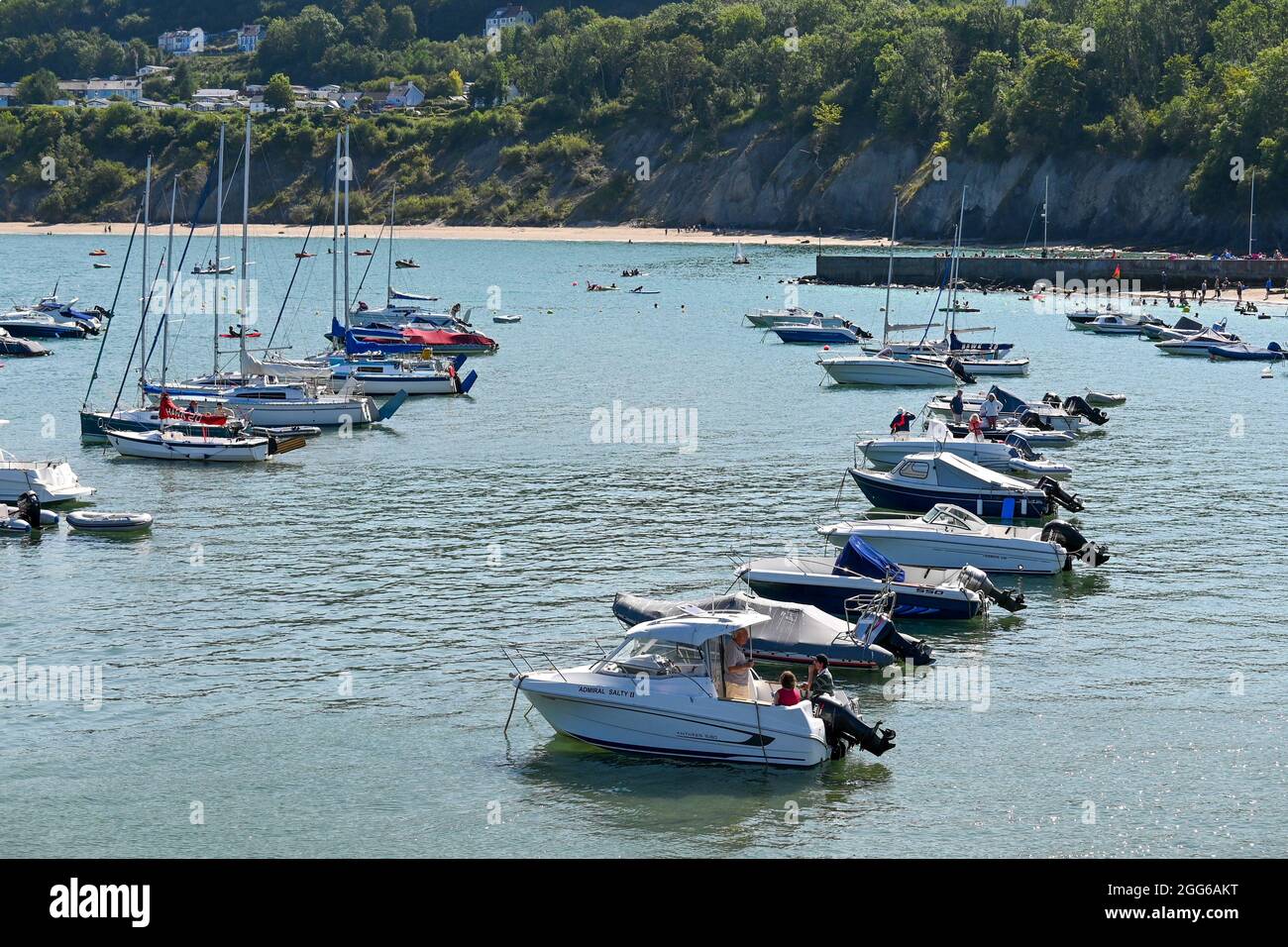 Der Hafen von Newquay in Wales sieht an einem Sommertag fantastisch aus Stockfoto