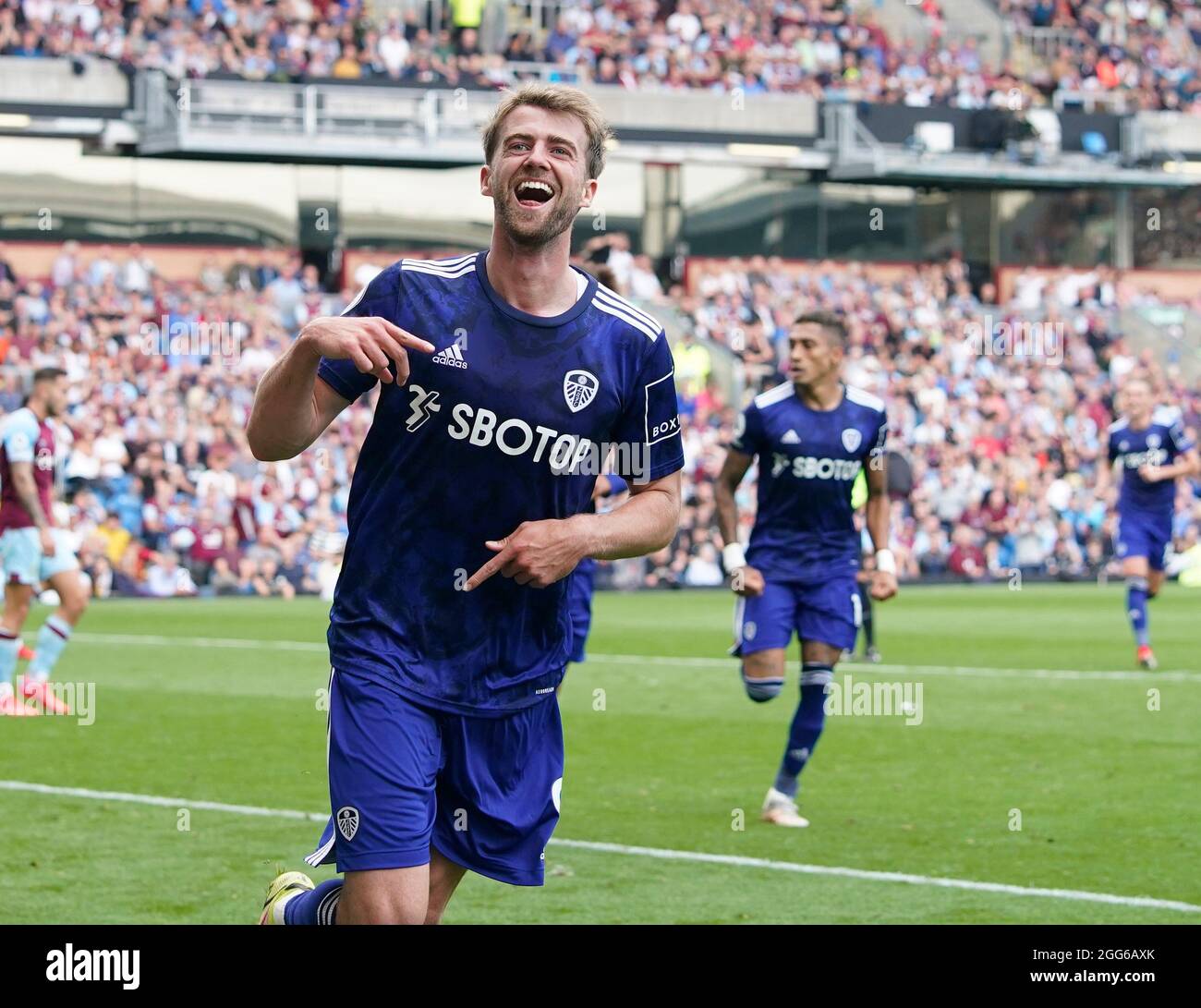 Burnley, England, 29. August 2021. Patrick Bamford von Leeds United feiert das Tor zum Ausgleich während des Premier League-Spiels in Turf Moor, Burnley. Bildnachweis sollte lauten: Andrew Yates / Sportimage Stockfoto