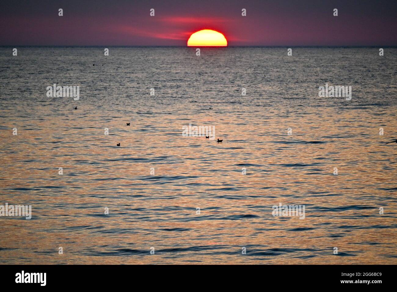 Der fantastische Sonnenuntergang über den walisischen Küstenorten von West Wales Stockfoto