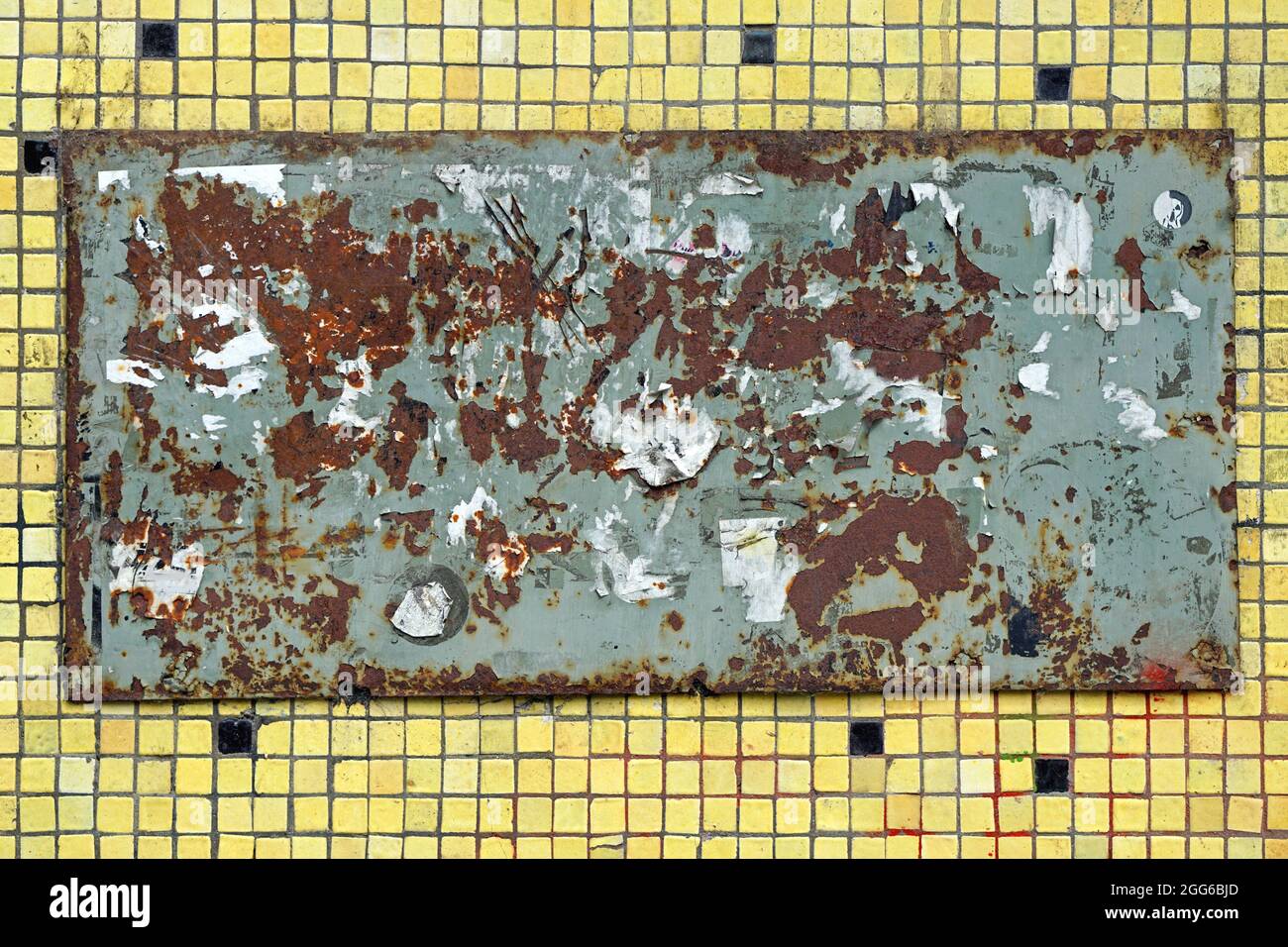 Rosttafel an der Wand der gelben Kacheln Stockfoto