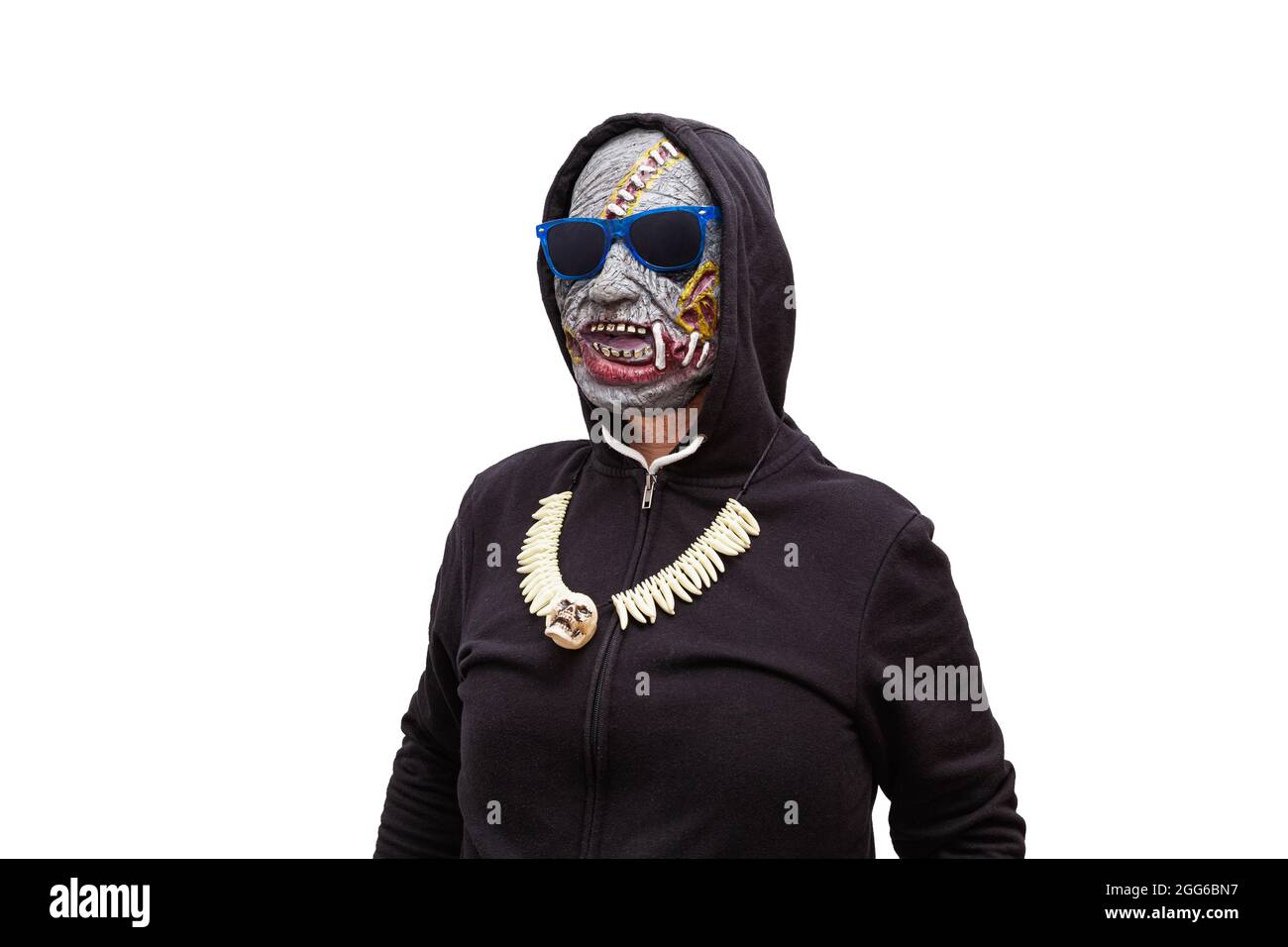 Ein Mann, der in einer Zombie-Maske verkleidet ist und ein schwarzes Kapuzen-Sweatshirt trägt, trägt eine Sonnenbrille mit blauen Rahmen. Stockfoto