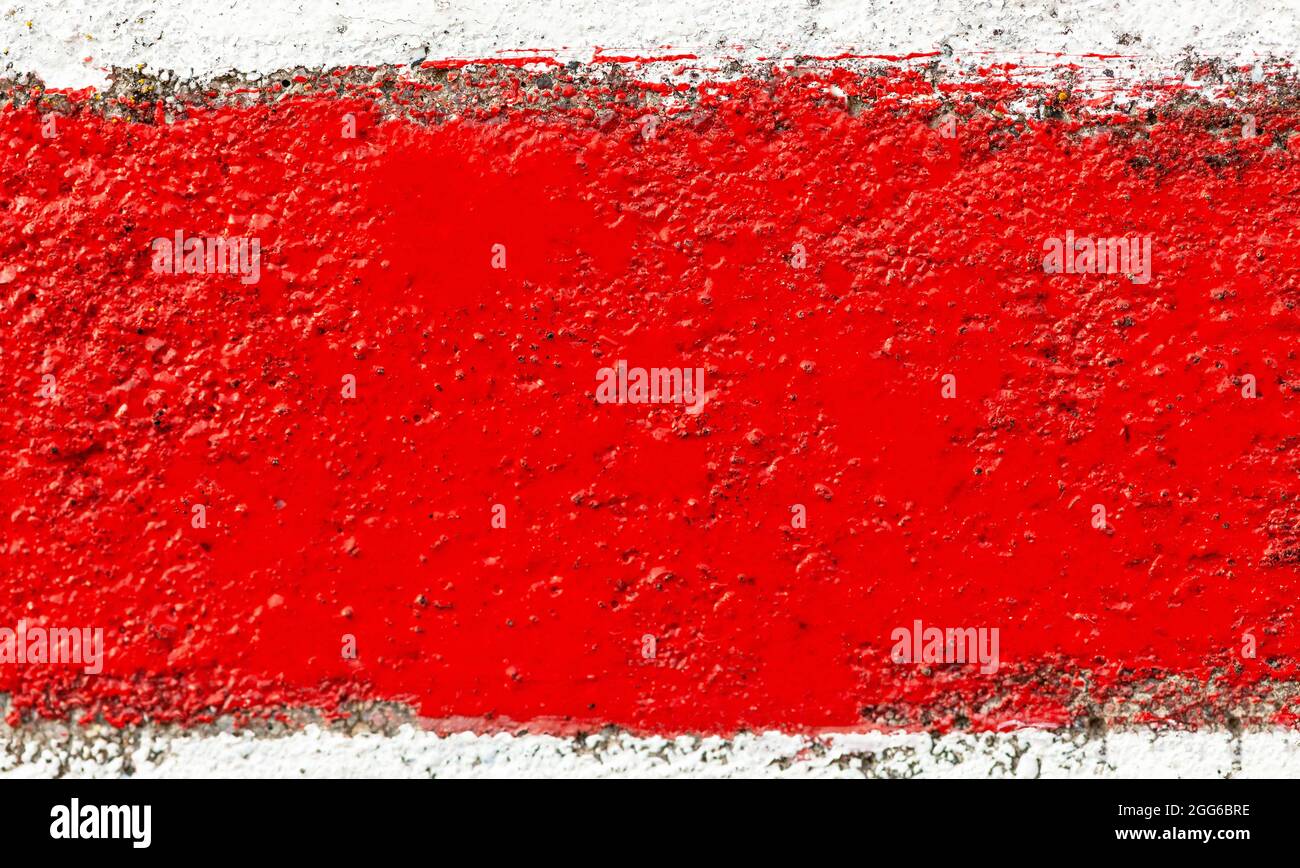 Ein einzelner Streifen von leuchtend roten Pinsel Strich extreme Nahaufnahme abstrakten Hintergrund Textur, Rahmen, kreative breite leere leere roten Hintergrund, Grenze Cop Stockfoto