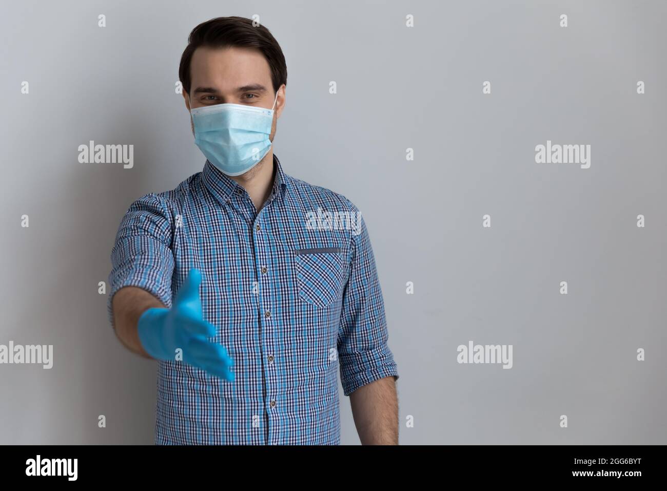 Glücklicher tausendjähriger Mann im Gesicht medizinische Maske Stockfoto