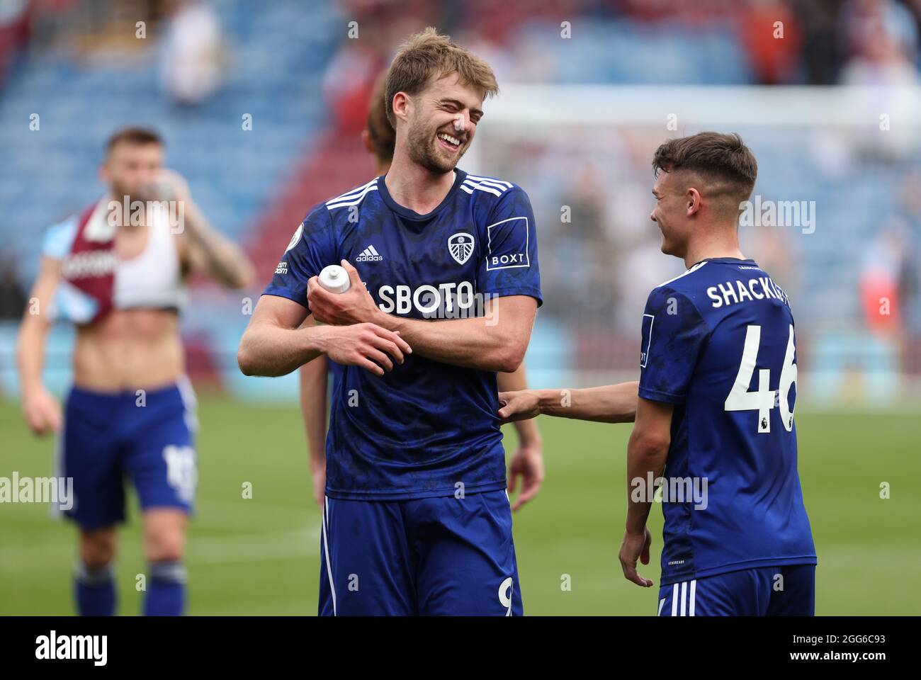 Patrick Bamford von Leeds United (links) feiert mit Jamie Shackleton nach dem Premier League-Spiel in Turf Moor, Burnley. Bilddatum: Sonntag, 29. August 2021. Stockfoto