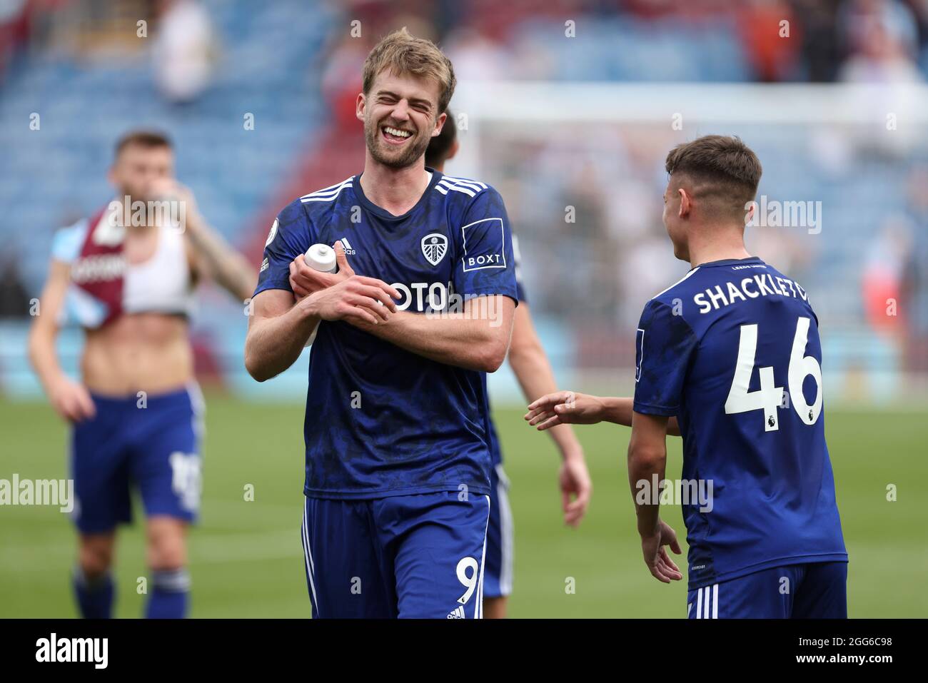 Patrick Bamford von Leeds United (links) feiert mit Jamie Shackleton nach dem Premier League-Spiel in Turf Moor, Burnley. Bilddatum: Sonntag, 29. August 2021. Stockfoto