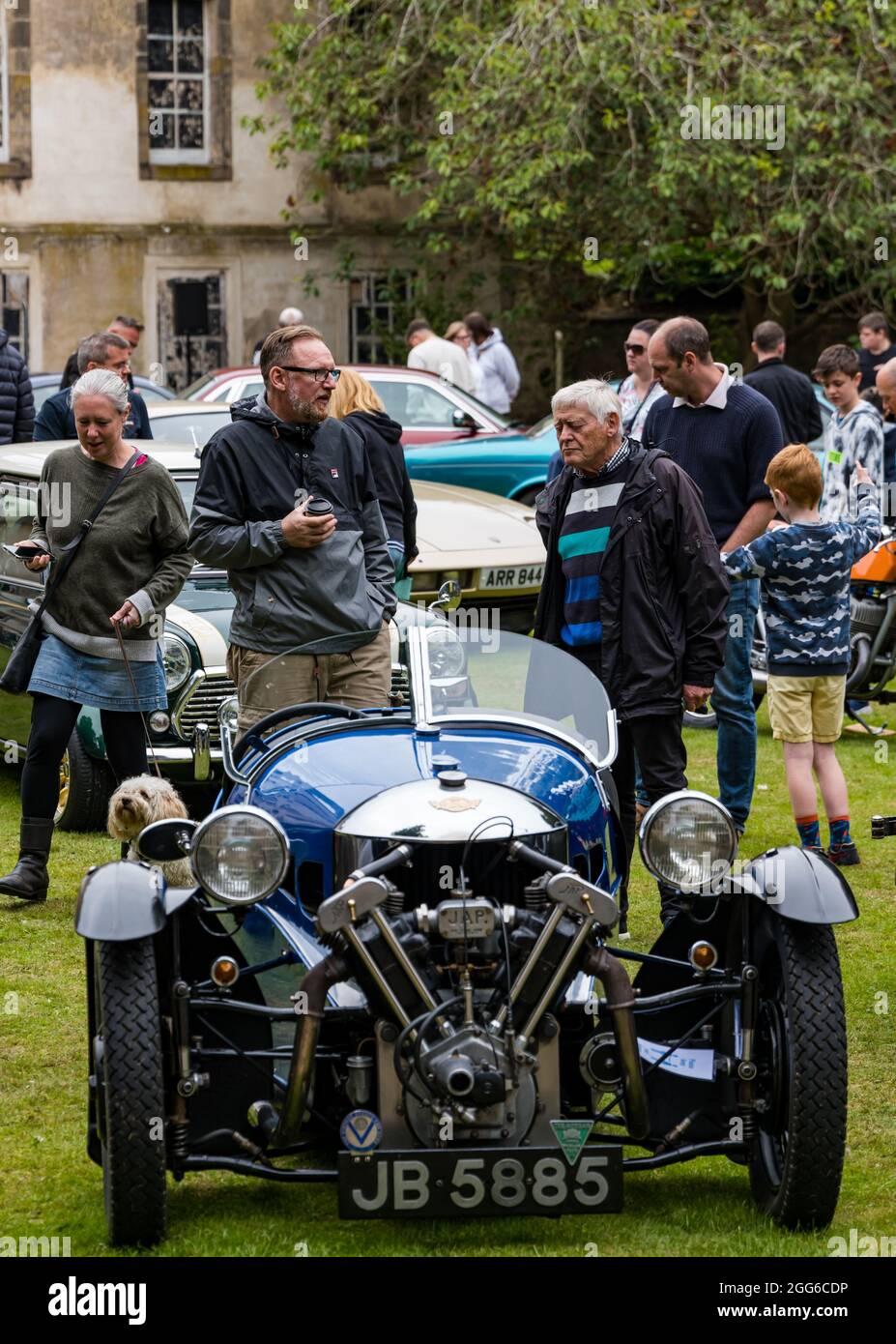 Newhailes, Musselburgh, East Lothian, Schottland, Großbritannien, August 2021. Rallye Klassenwagen: Eine Outdoor-Veranstaltung mit dem Namen Carhailes findet statt, bei der Oldtimer ausgestellt werden. Im Bild: Enthusiasten diskutieren ihre Autos mit einem 1934 Morgan Auto Stockfoto