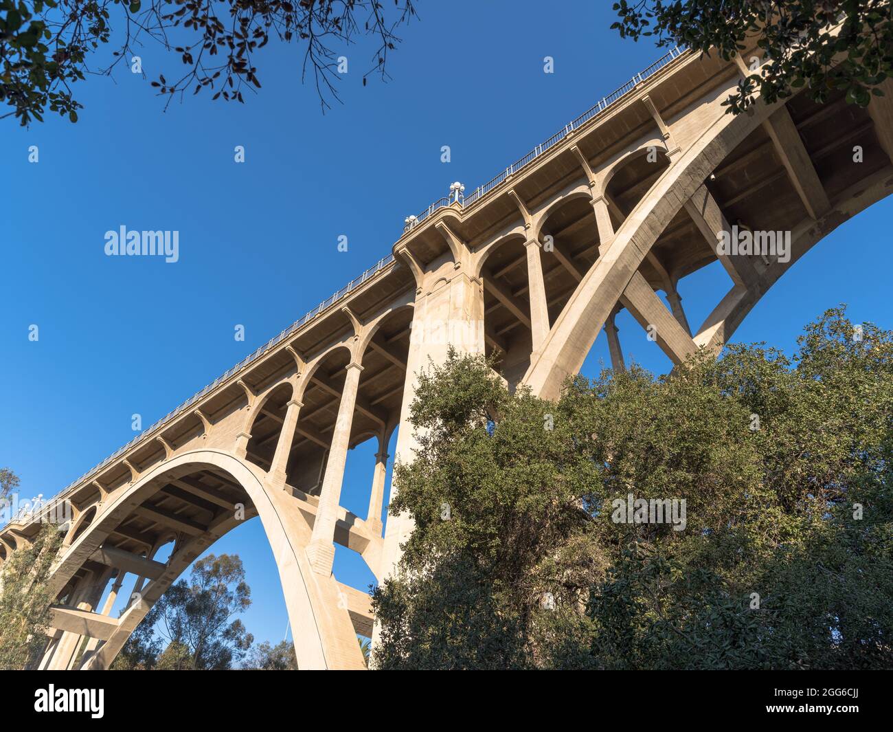 Brücke mit offenem Turmfalken von unten gesehen. Stockfoto