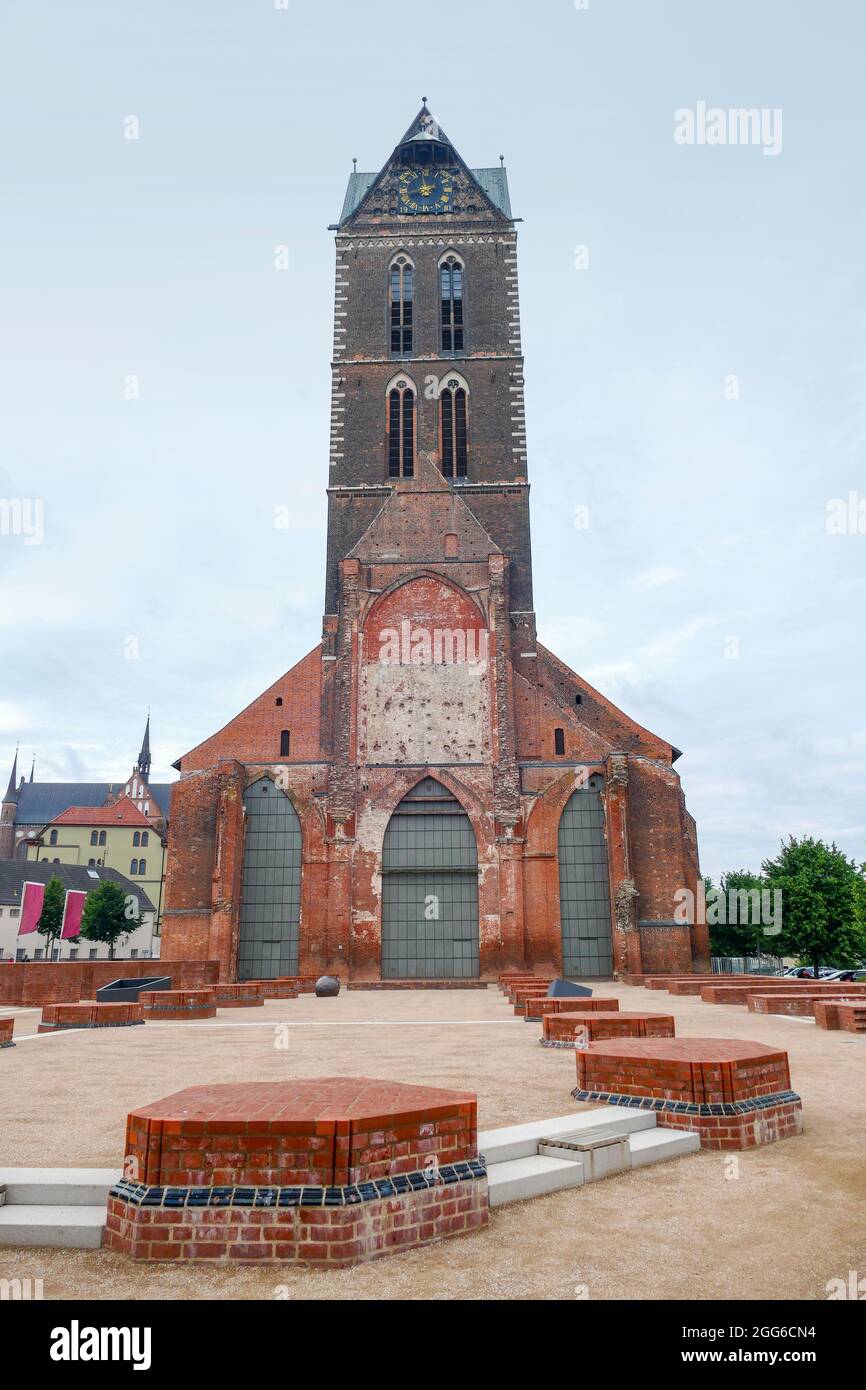 Landschaft rund um die St. Marys Kirche in Wismar, einer Hansestadt in Norddeutschland Stockfoto