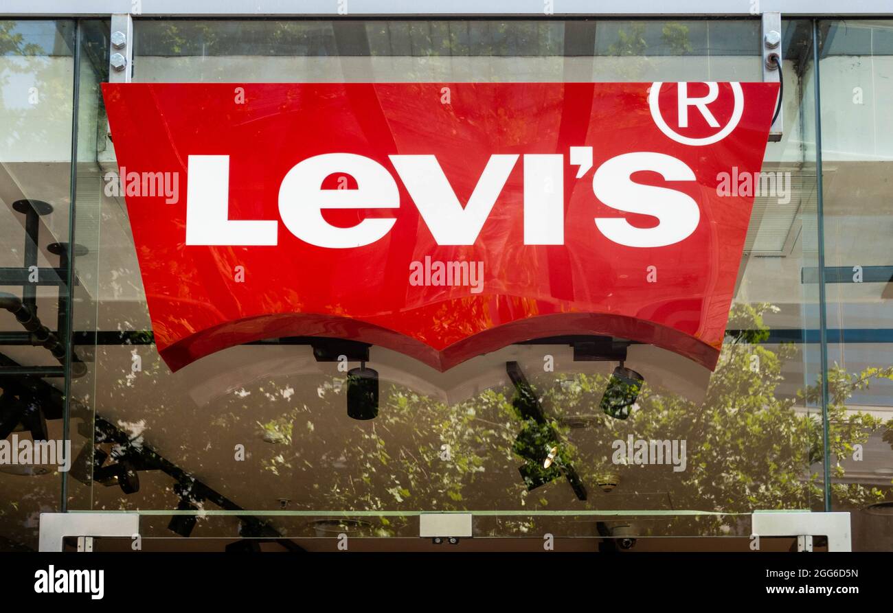 Eintrittsschild zu einem Levi's Bekleidungsgeschäft in Liverpool Stockfoto