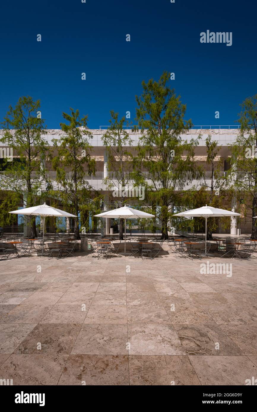 Los Angeles, CA / USA - 1. Juni 2018: Das Open-Air-Café im Innenhof des Getty Center bietet eine Umgebung, die von der Vision des Architekten Richard Meier umgeben ist. Stockfoto