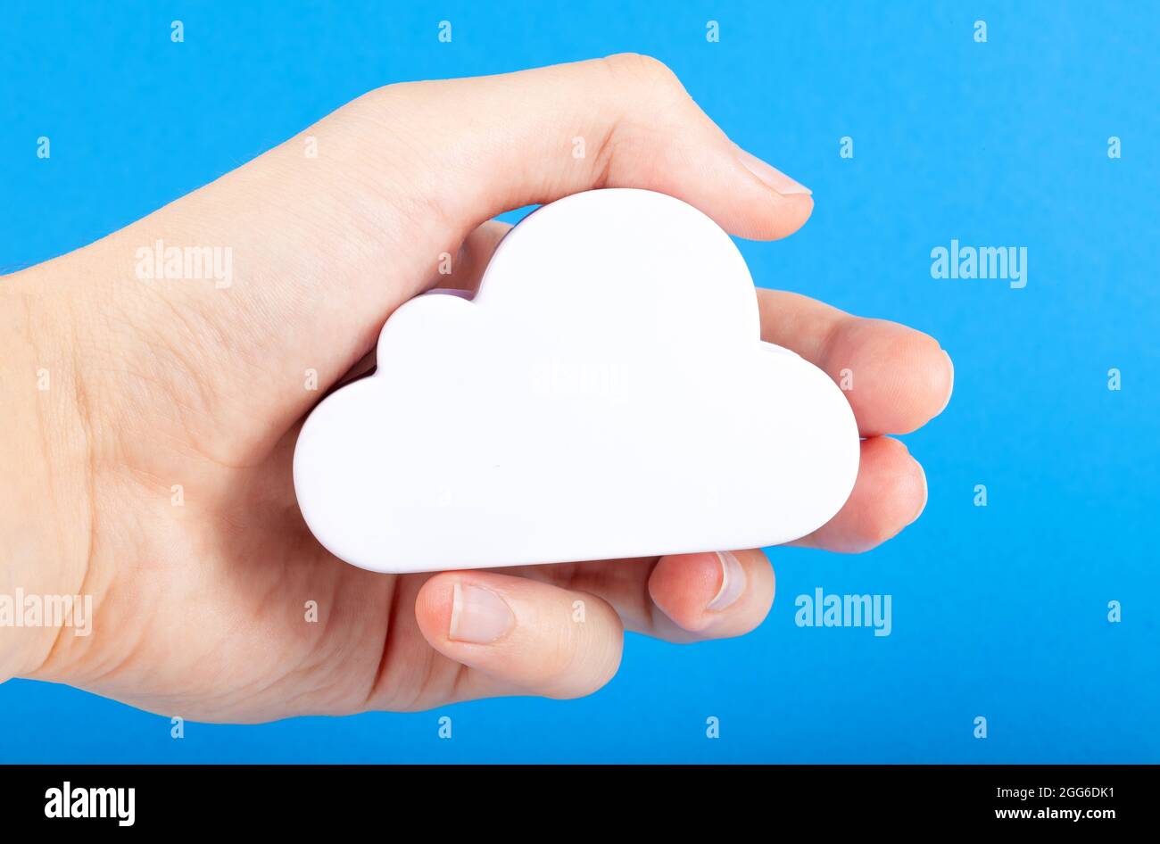 Hand mit einem einfachen weißen Cloud-Symbol, Cloud-Computing-Technologie-Metapher, Remote-Cloud-Datenspeicherung, Meteorologie und Wetter abstraktes Konzept. Cl Stockfoto