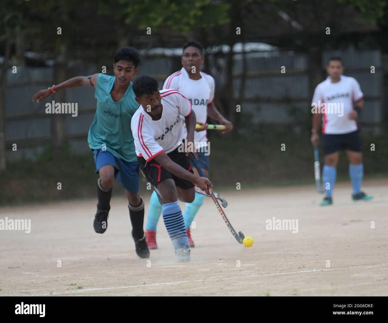 Agartala. August 2021. Am 29. August 2021 spielen Menschen Hockey in einem Ausstellungsspiel am Nationalen Sporttag in Agartala, Indien. Quelle: Str/Xinhua/Alamy Live News Stockfoto