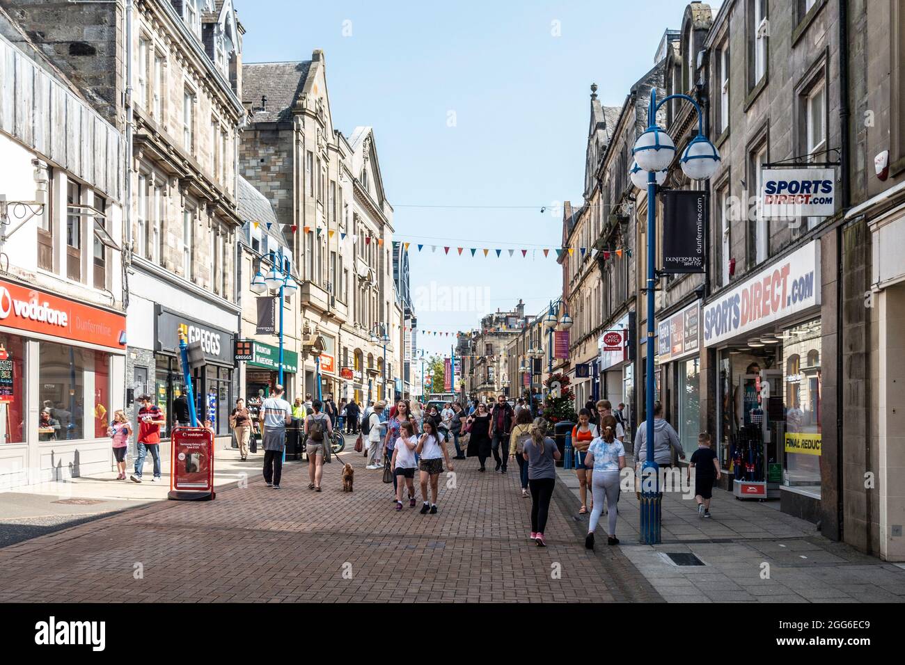 Shopper an einem Sommersamstag in der belebten Fußgängerzone High Street in Dunfermline, Fife, Schottland. Männer, Frauen und Kinder vor den Geschäften. Stockfoto