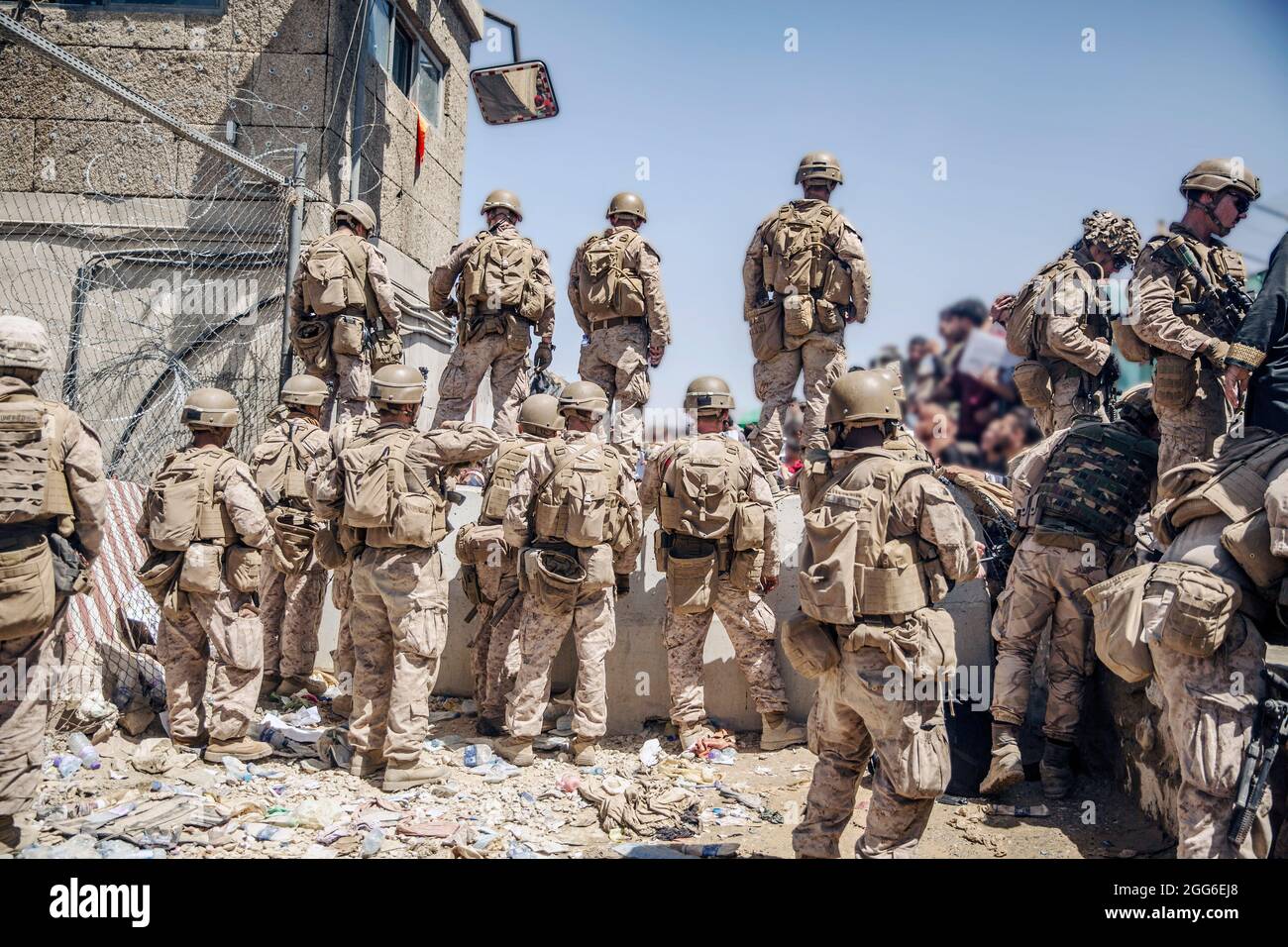 Kabul, Afghanistan. August 2021. Die US-Marine und das Krisenreaktionsteam der Special Purpose Marine Air-Ground Task Force sorgen während der Operation Allies Refuge am 26. August 2021 in Kabul, Afghanistan, für Sicherheit im Evakuierungskontrollzentrum am Hamid Karzai International Airport. Quelle: Planetpix/Alamy Live News Stockfoto