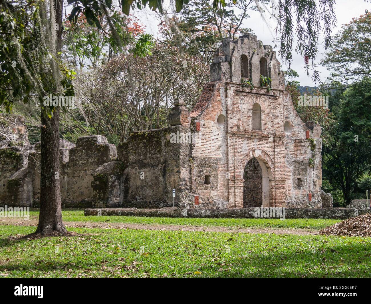 Ruinen der Ujarras-Kirche, der ältesten Kirche in Costa Rica, die Mitte des 16. Jahrhunderts erbaut wurde. Stockfoto