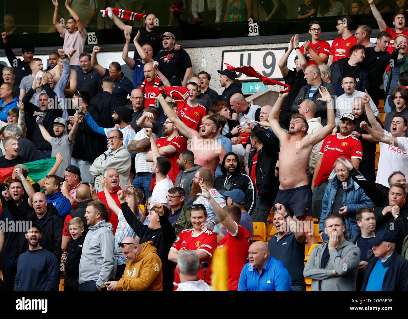 Wolverhampton, Großbritannien. August 2021. Manchester Utd-Fans singen darüber, dass Ronaldo während des Premier League-Spiels in Molineux, Wolverhampton, zurückkehrt. Bildnachweis sollte lauten: Darren Staples/Sportimage Credit: Sportimage/Alamy Live News Credit: Sportimage/Alamy Live News Stockfoto