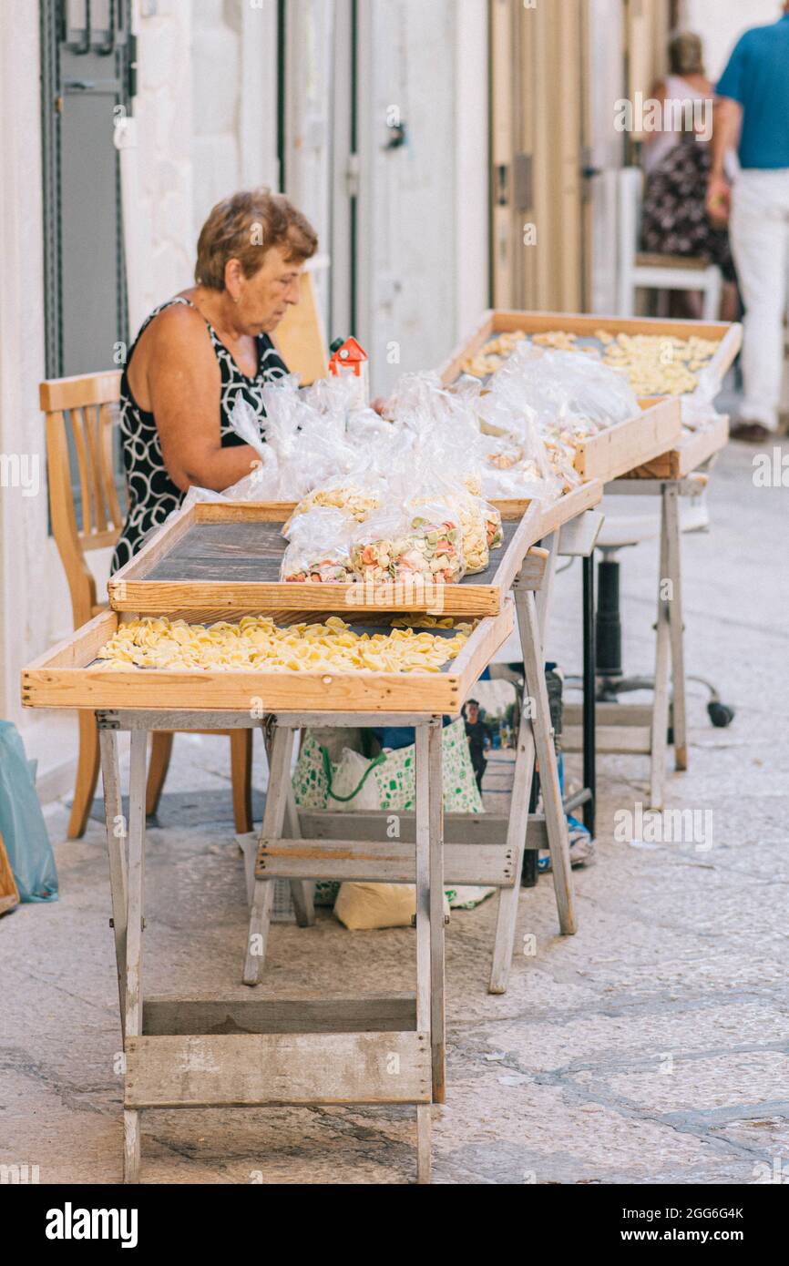 Lokale ältere Frau in der Straße von Bari Altstadt orecchiette oder orecchietta, mit Hartweizen und Wasser, handgemachte Pasta Pugllia zubereitet Stockfoto