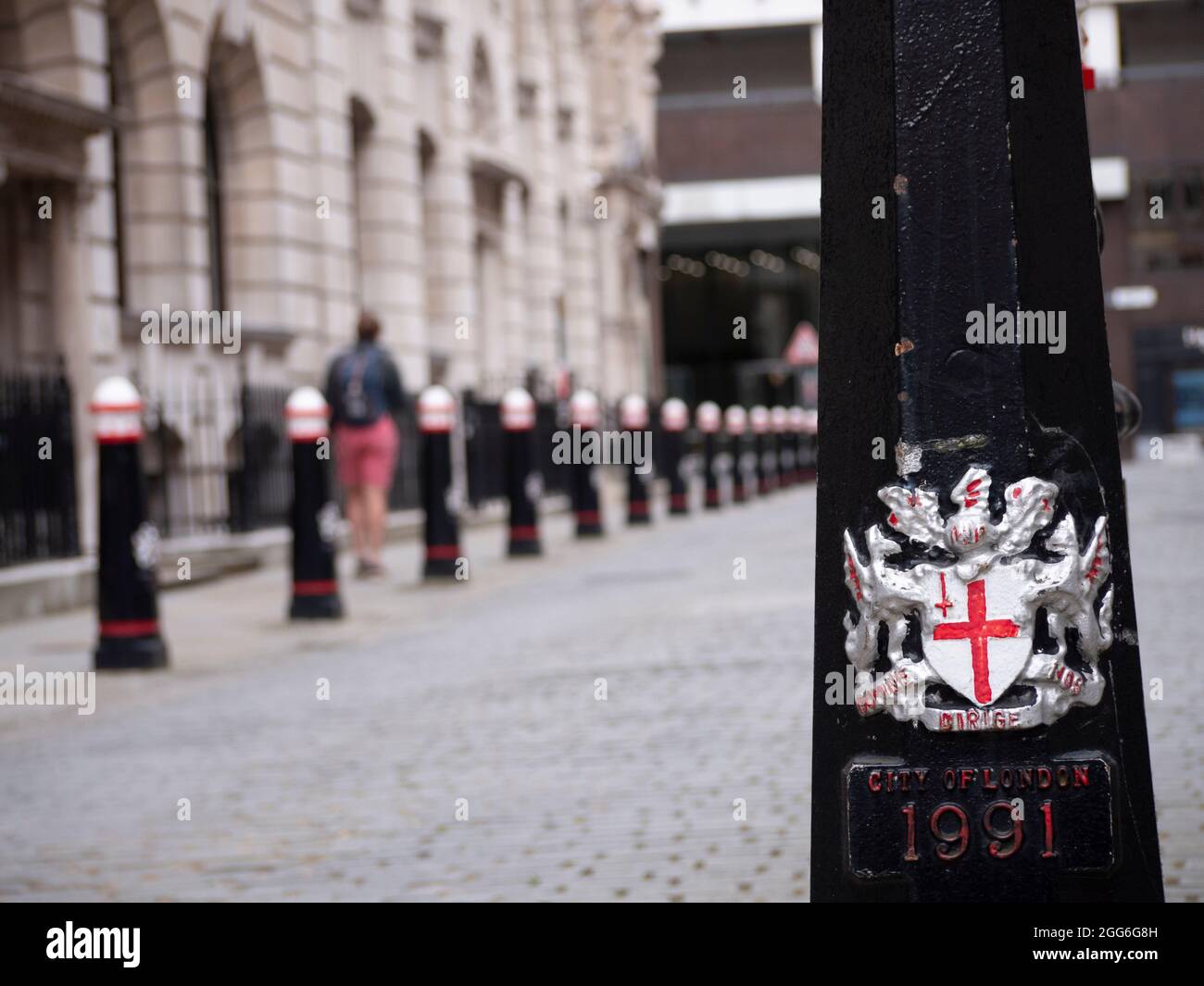 Emblem und Wappen der City of London auf dem Straßenbollard mit Wappen der City of London, mit dem Motto Domine dirige nos übersetzt als Lord Guide US Stockfoto